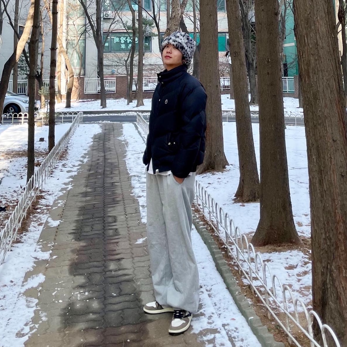BAPE One Point Loose Fit Down Jacket Navy Blue, Jordan 1 x Travis Scott Retro High OG SP Mocha 착용 스타일 - 2