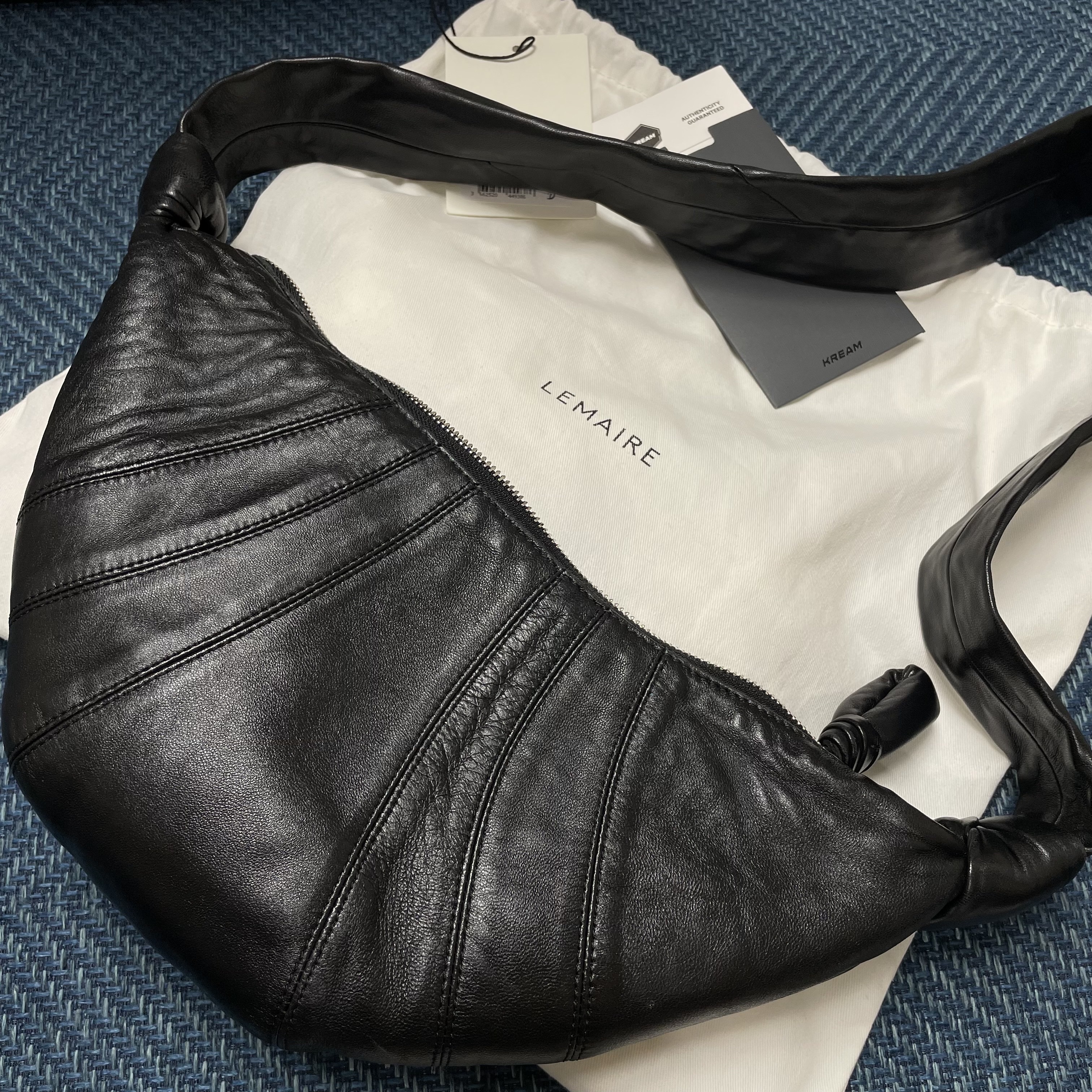 Lemaire Small Croissant Bag Soft Nappa Leather Black 착용 스타일