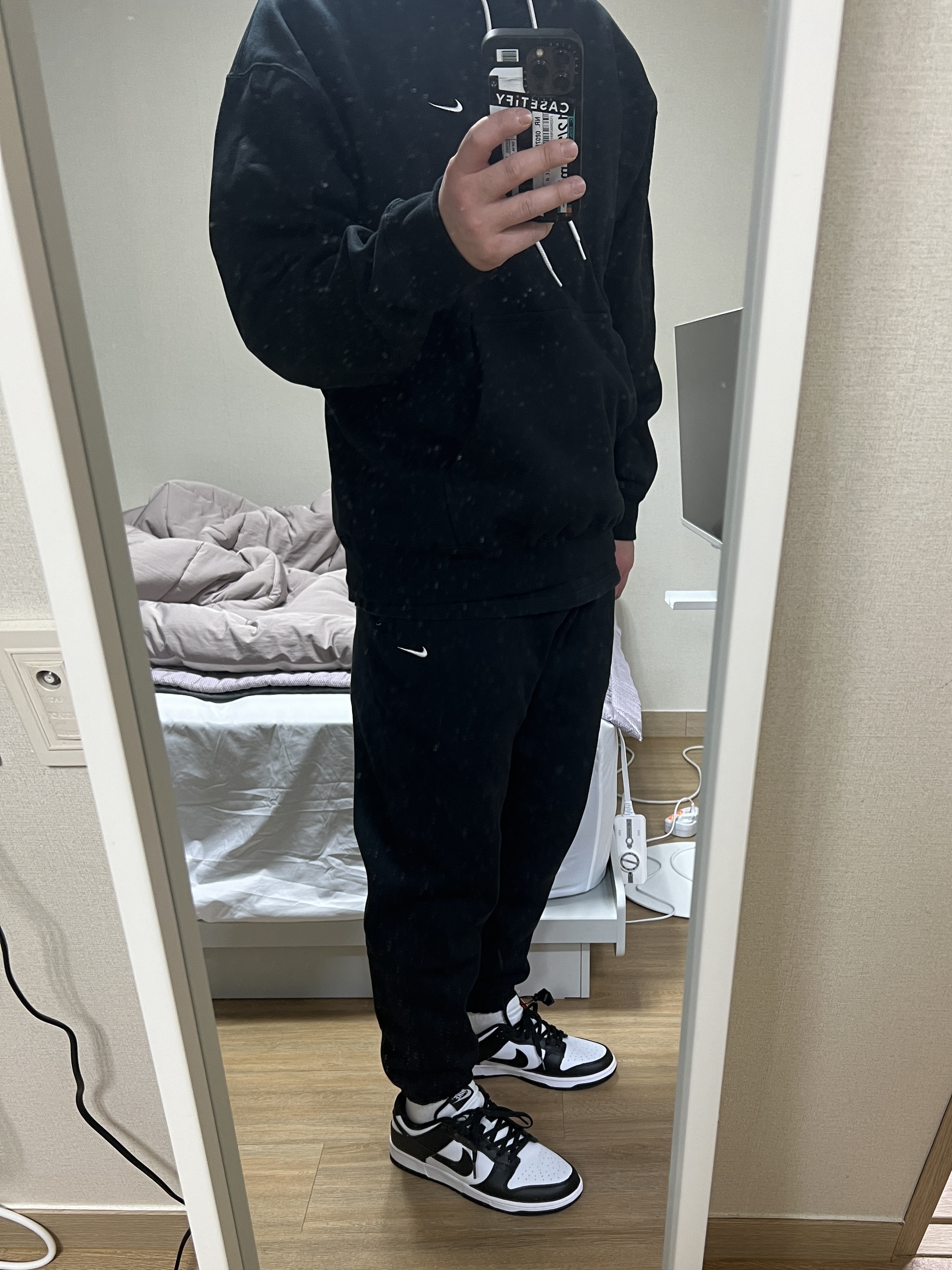 Nike Dunk Low Retro Black, Nike NRG Solo Swoosh Fleece Hoodie Black White - US/EU 착용 스타일