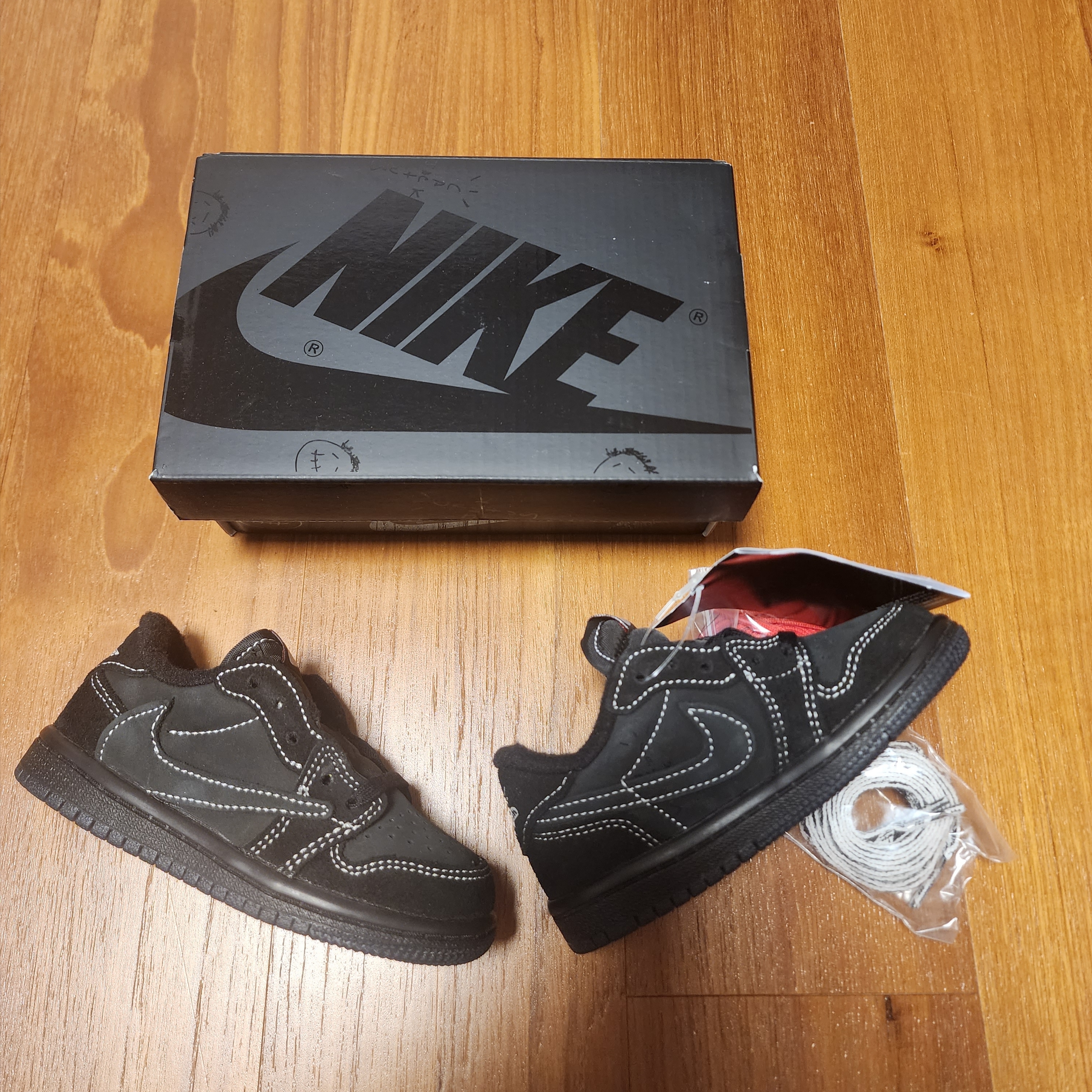 (TD) Jordan 1 x Travis Scott Retro Low OG SP Black Phantom 착용 스타일 - 2