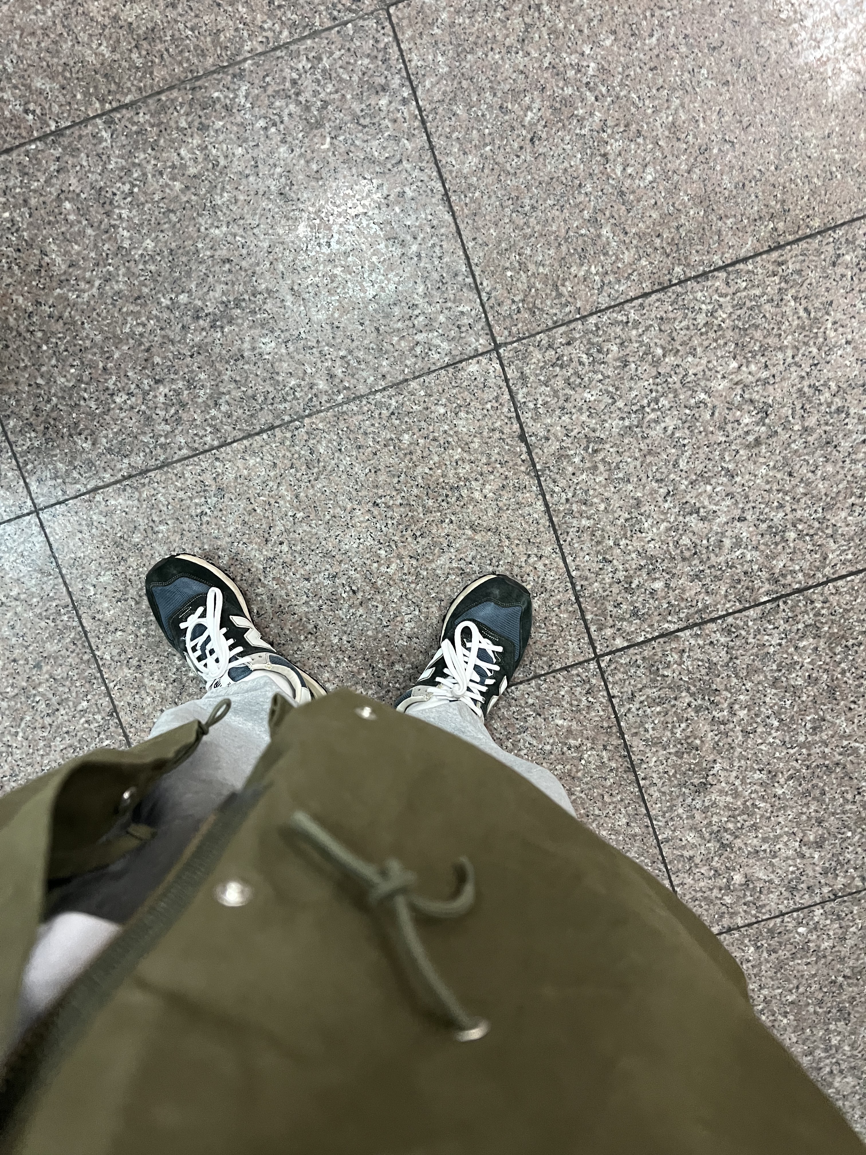 New Balance 574 Classic Navy, Reebok x Maison Margiela Club C Memory of Shoes White 착용 스타일 - 3