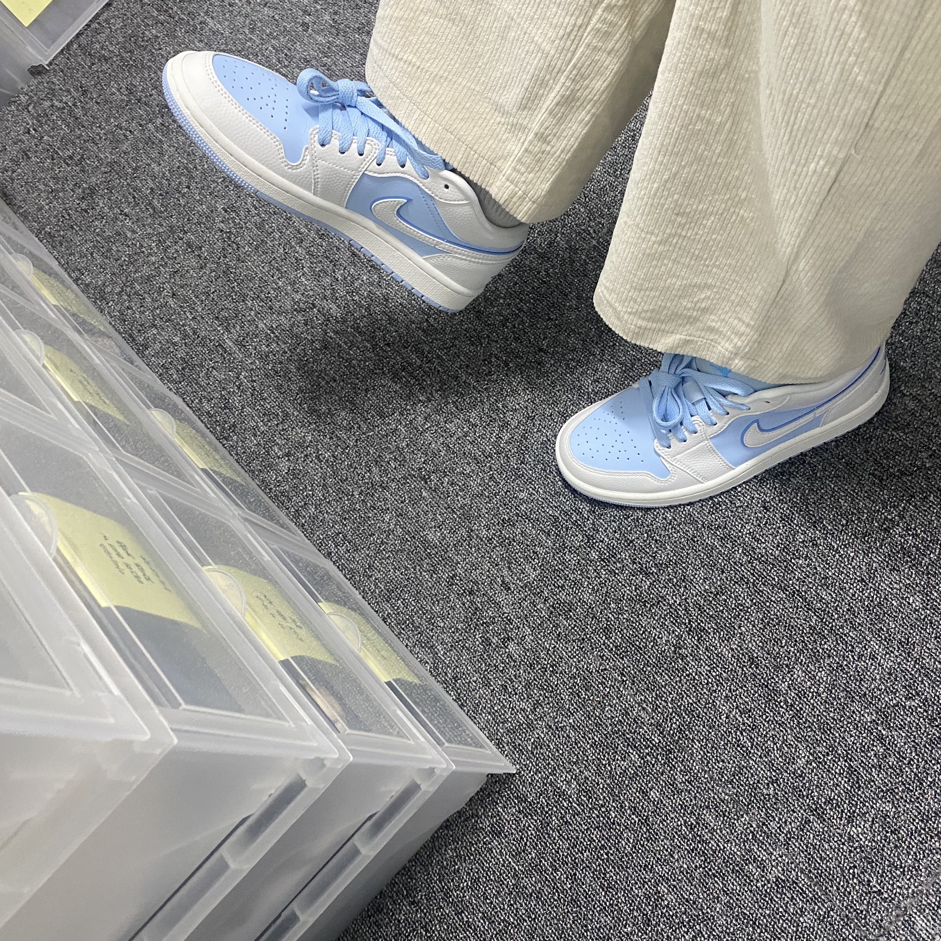 (W) Jordan 1 Low SE Sail Ice, (GS) Jordan 1 Mid Ice Blue Black 착용 스타일 - 2