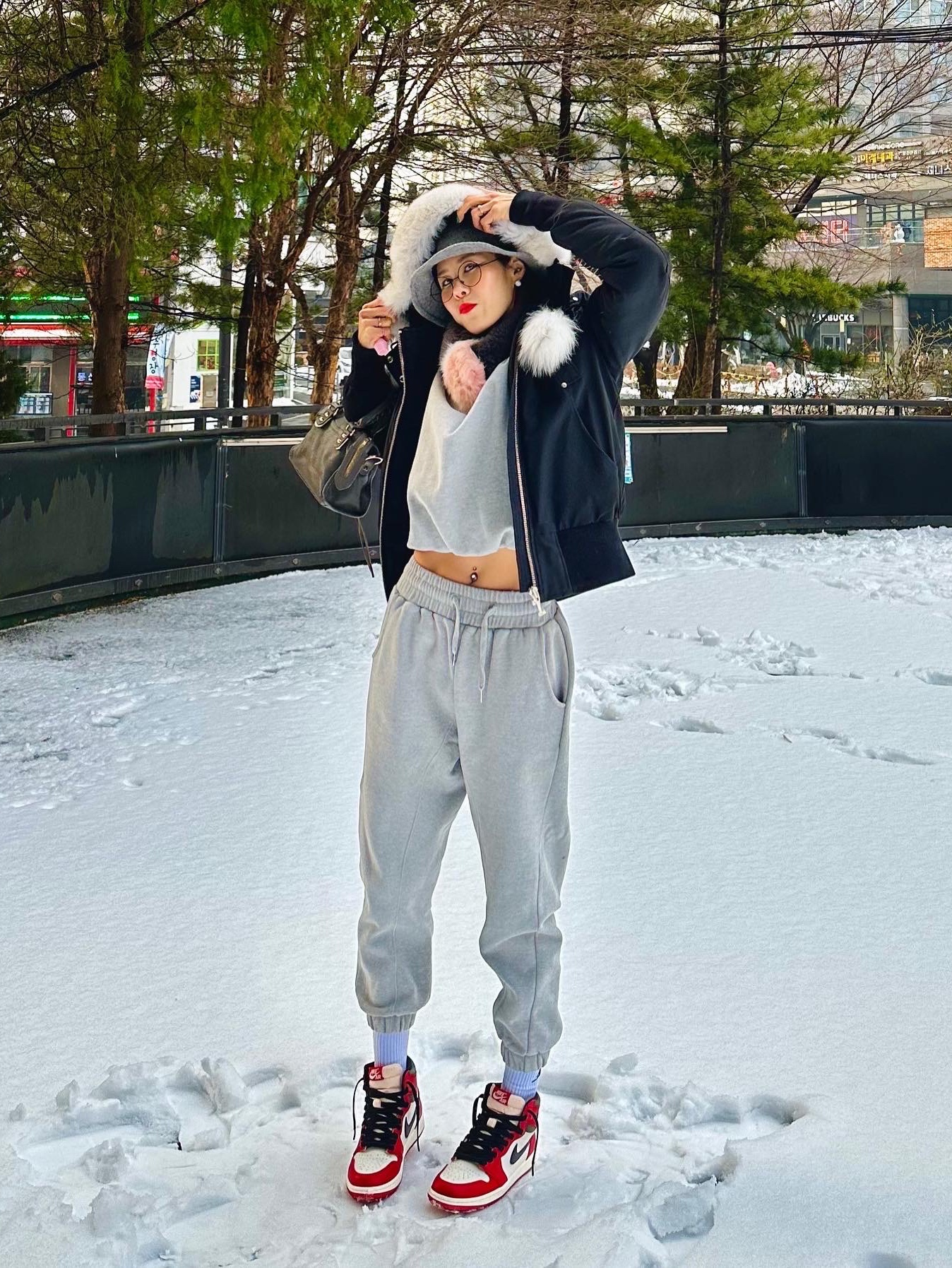 (W) Moose Knuckles Original Debbie Bomber Natural Fox Fur Black, Jordan 1 Retro High OG Chicago 2022 착용 스타일 - 2