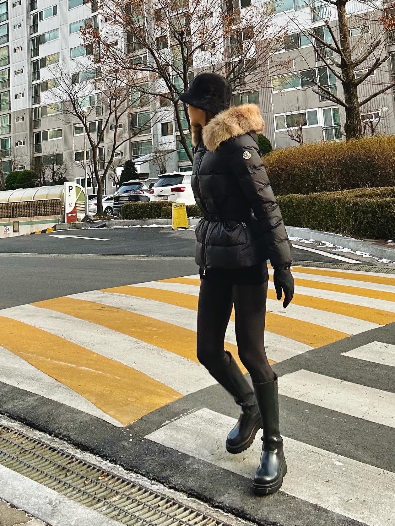 Chanel Large 19 Handbag Goatskin & Gold Black, (W) Moncler Boed Short Down Jacket Black - 21FW 착용 스타일 - 4