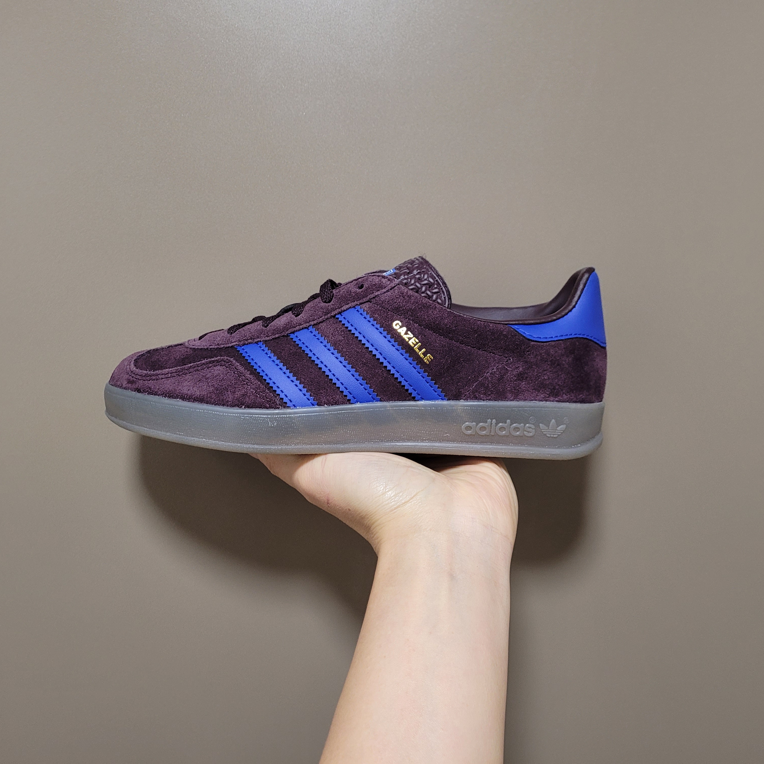 Adidas Gazelle Indoor Shadow Maroon 착용 스타일 - 1