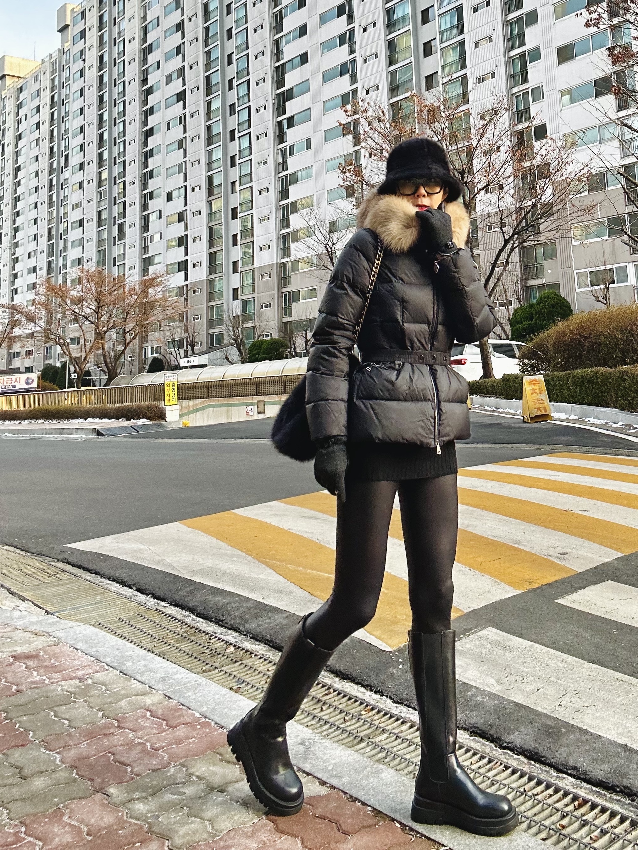 Chanel Large 19 Handbag Goatskin & Gold Black, (W) Moncler Boed Short Down Jacket Black - 21FW 착용 스타일 - 1