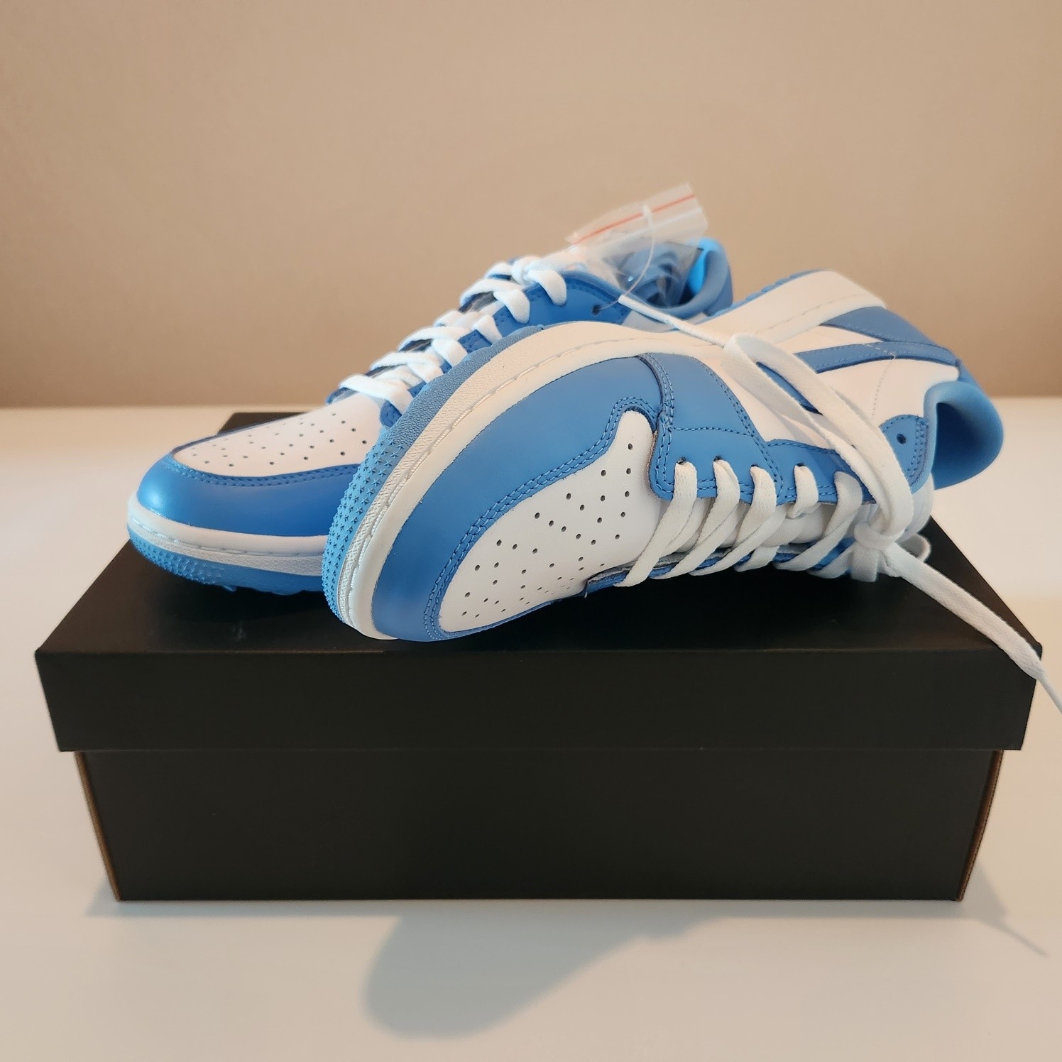Jordan 1 Low Golf White and University Blue 착용 스타일 - 2