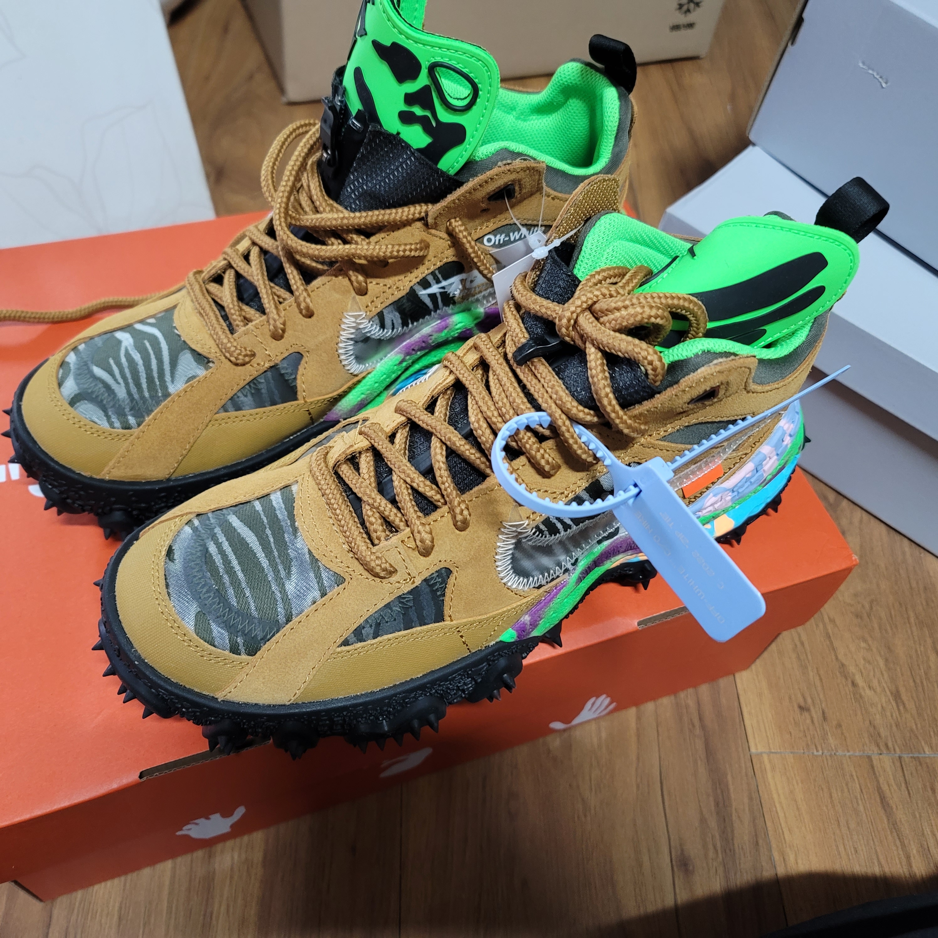 Nike x Off-White Terra Forma Wheat and Green Strike 착용 스타일 - 1