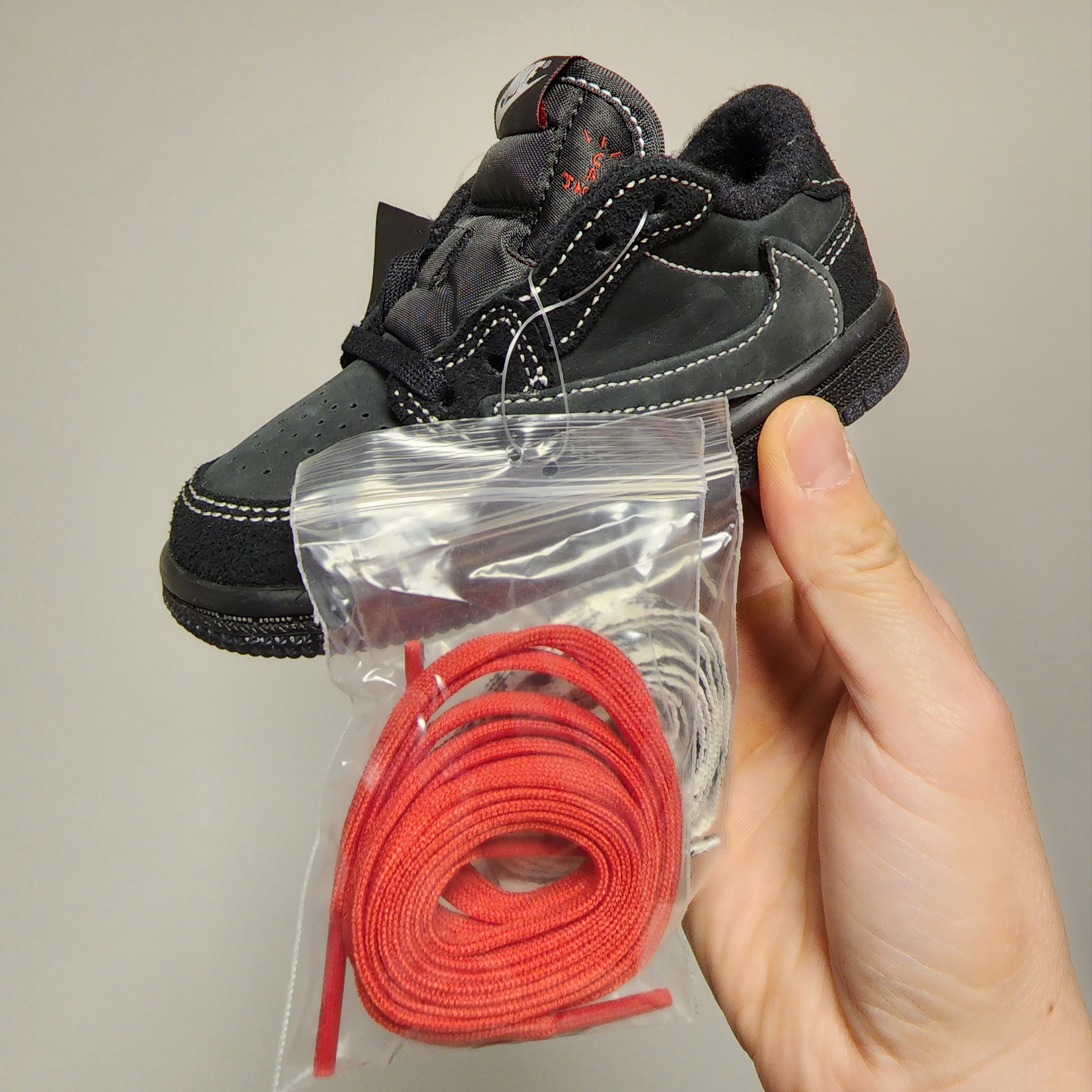 (TD) Jordan 1 x Travis Scott Retro Low OG SP Black Phantom 착용 스타일 - 1