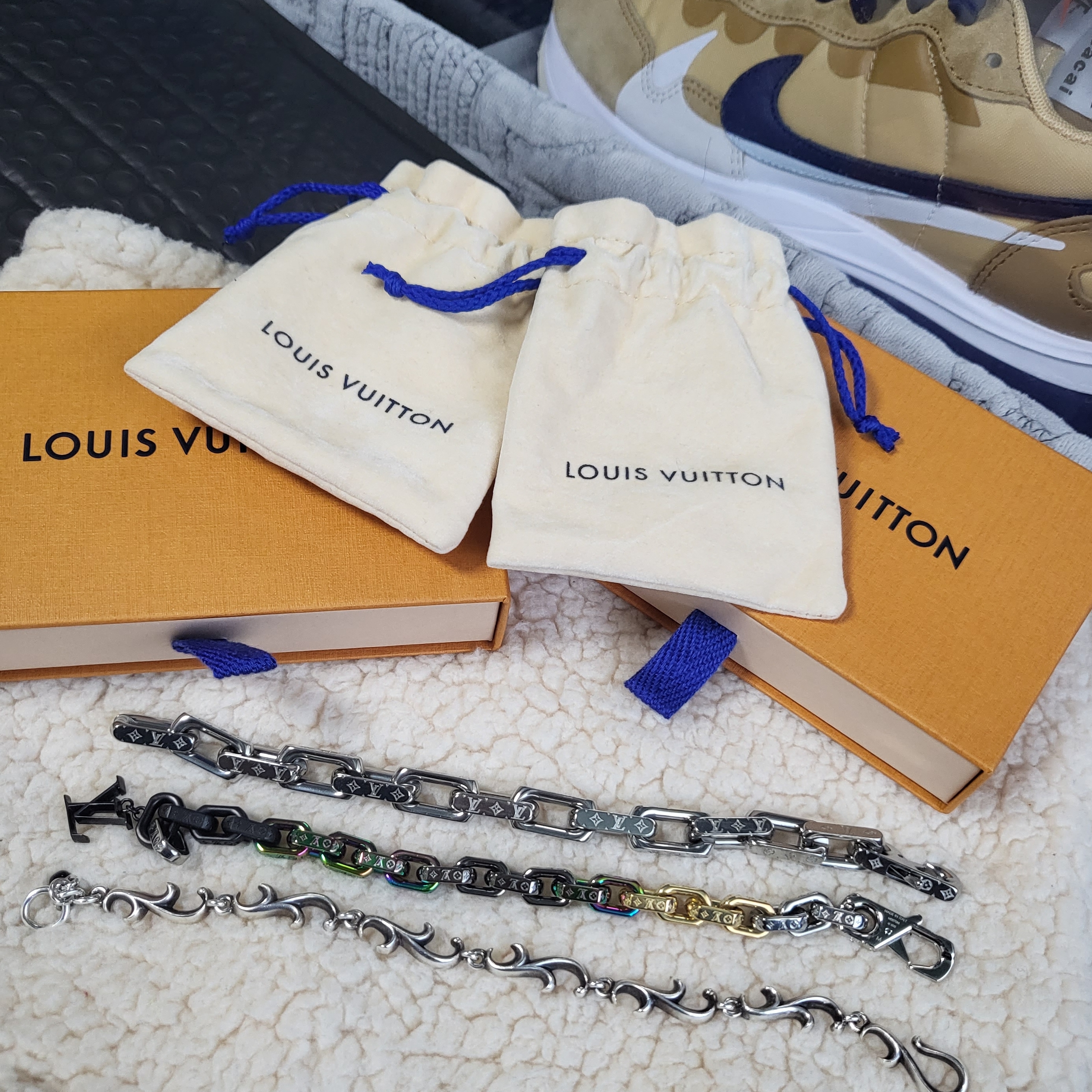 Louis Vuitton Monogram Chain Bracelet Silver, Louis Vuitton Paradise Chain Bracelet Metal with Black Multicolor Silver and Gold 착용 스타일 - 2