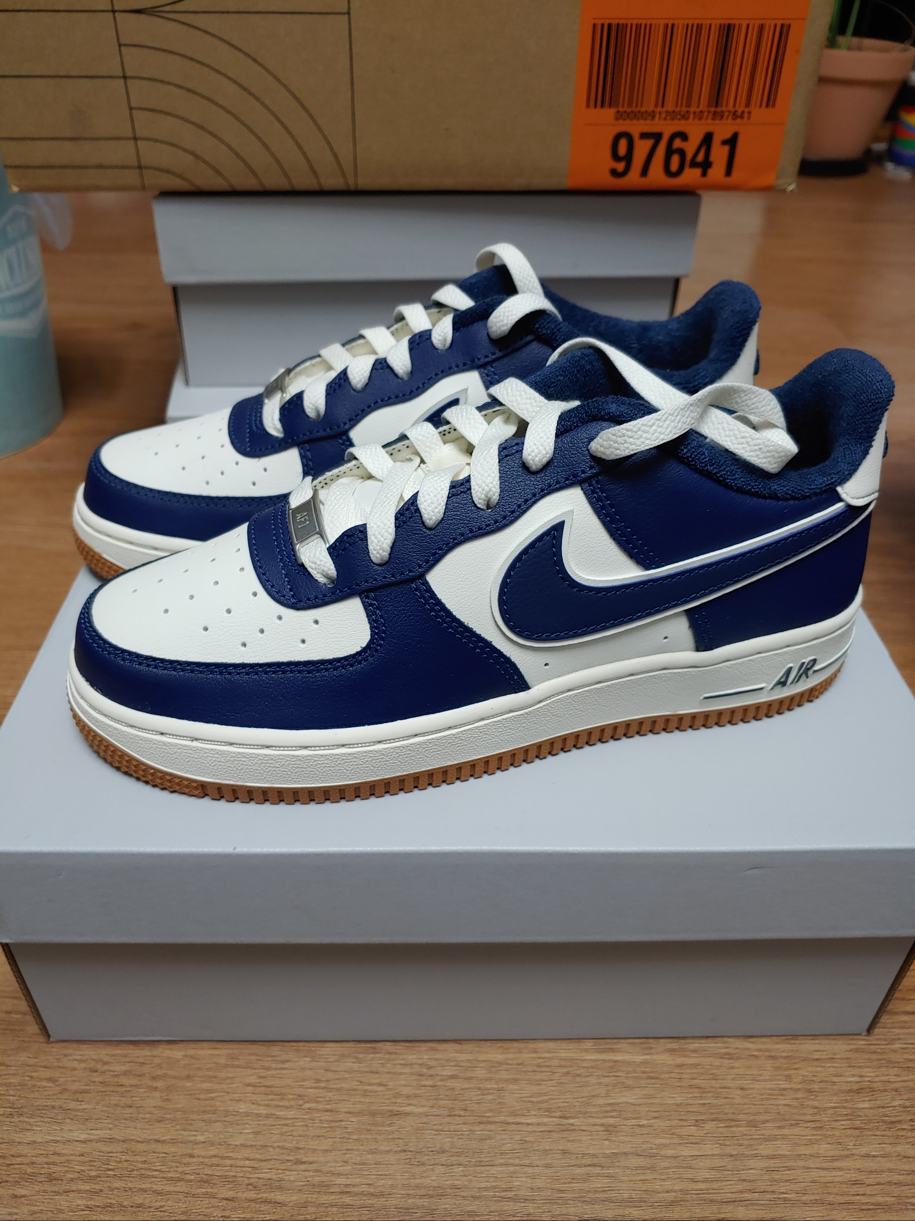 Nike Air Force 1 '07 LV8 Midnight Navy 착용 스타일 - 1