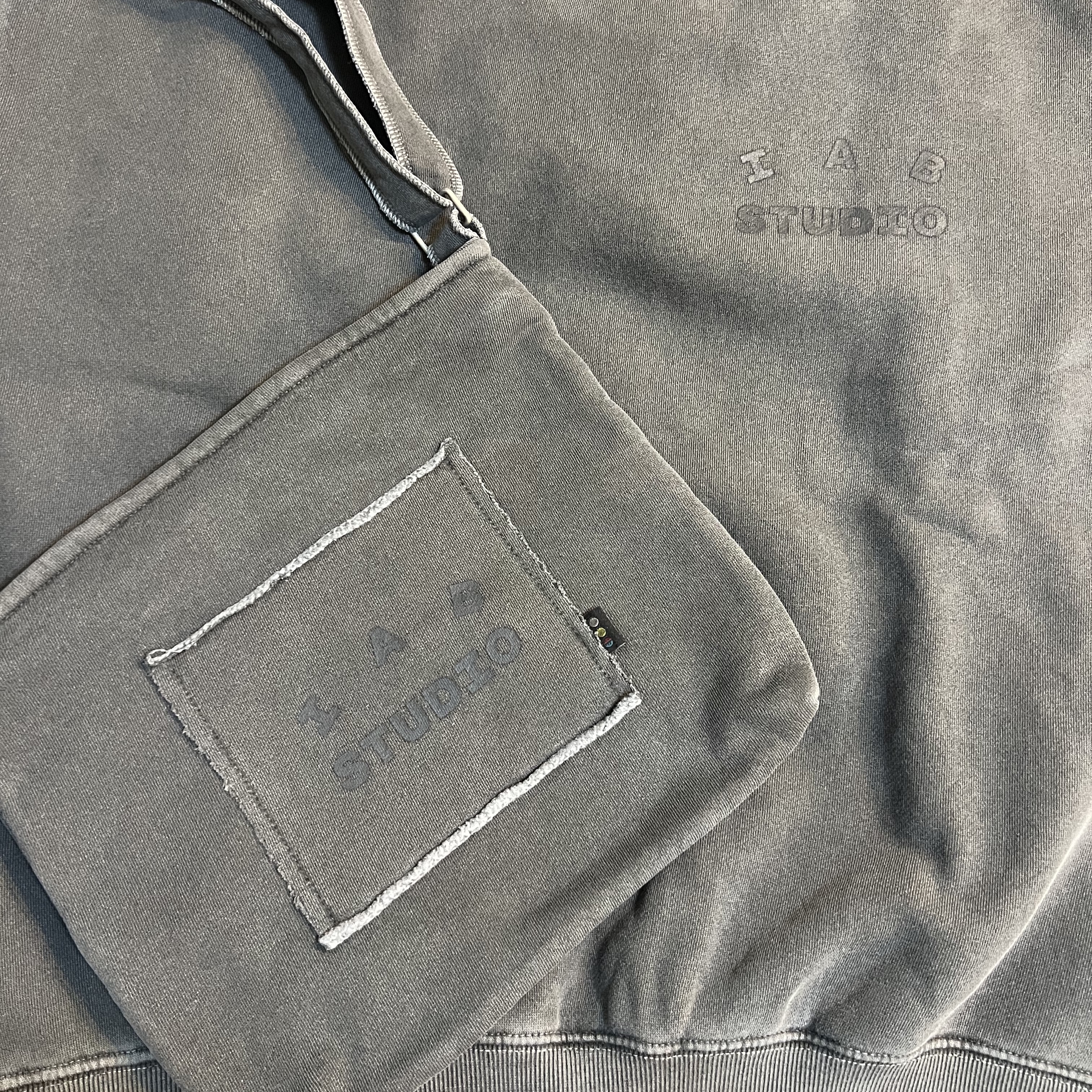 IAB Studio Pigment Sweatshirt & Mini Bag Black 착용 스타일