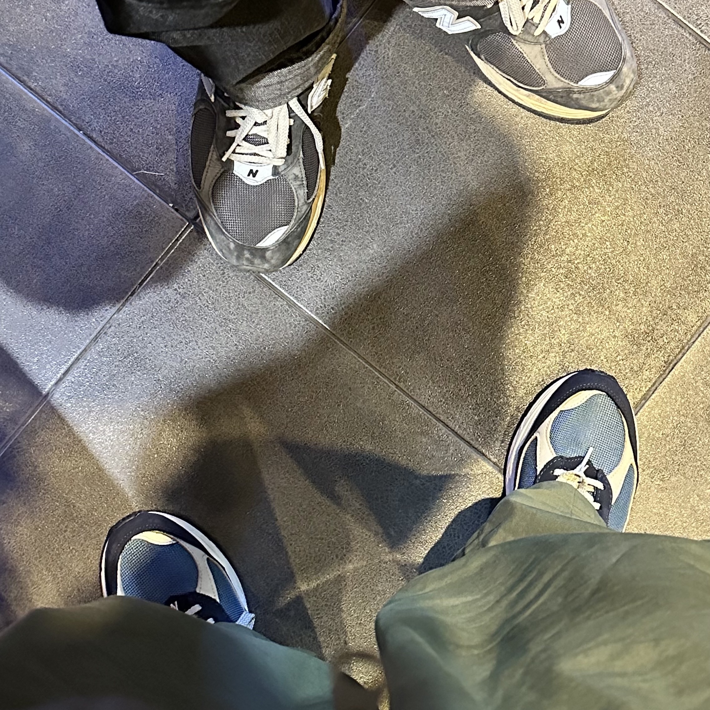 New Balance 2002R Dark Navy, New Balance 2002R Special Vintage Black Grey 착용 스타일