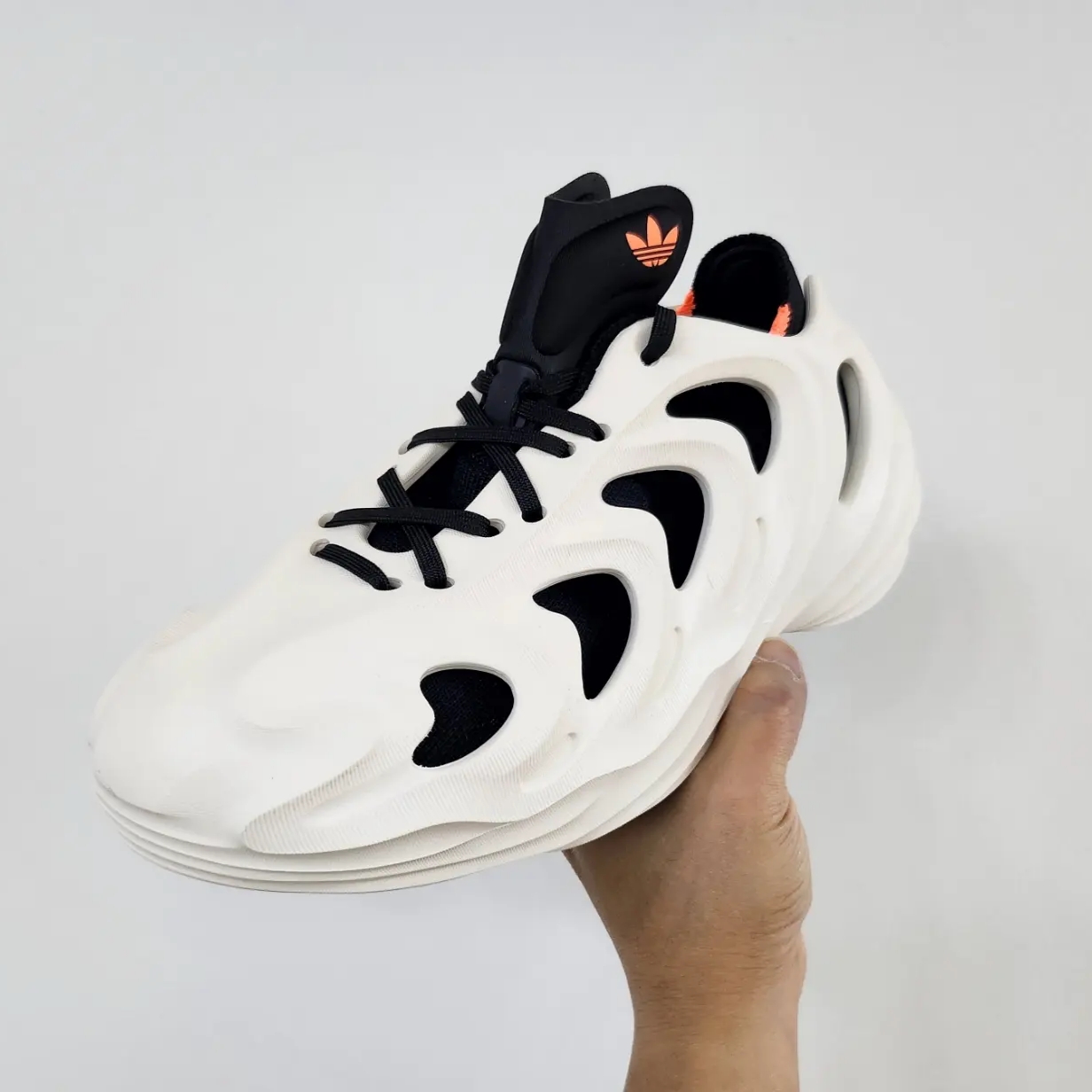Adidas Adifom Q Wonder White Core Black 착용 스타일 - 1