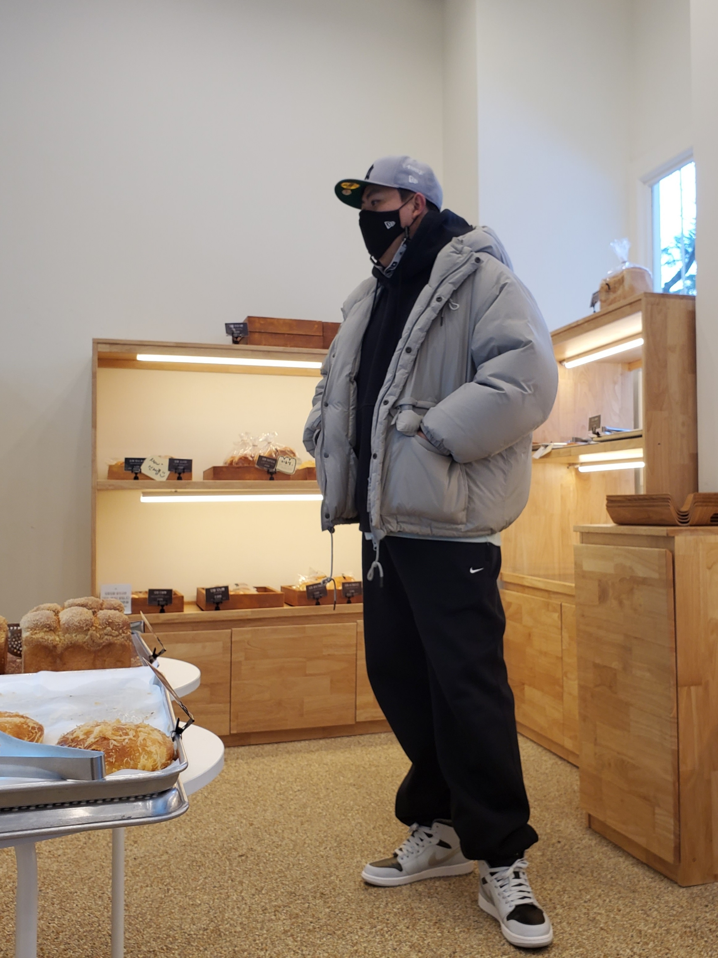 Jordan 1 Mid Pure Platinum Metallic Silver, Nike NRG Solo Swoosh Fleece Pants Black - US/EU 착용 스타일 - 1