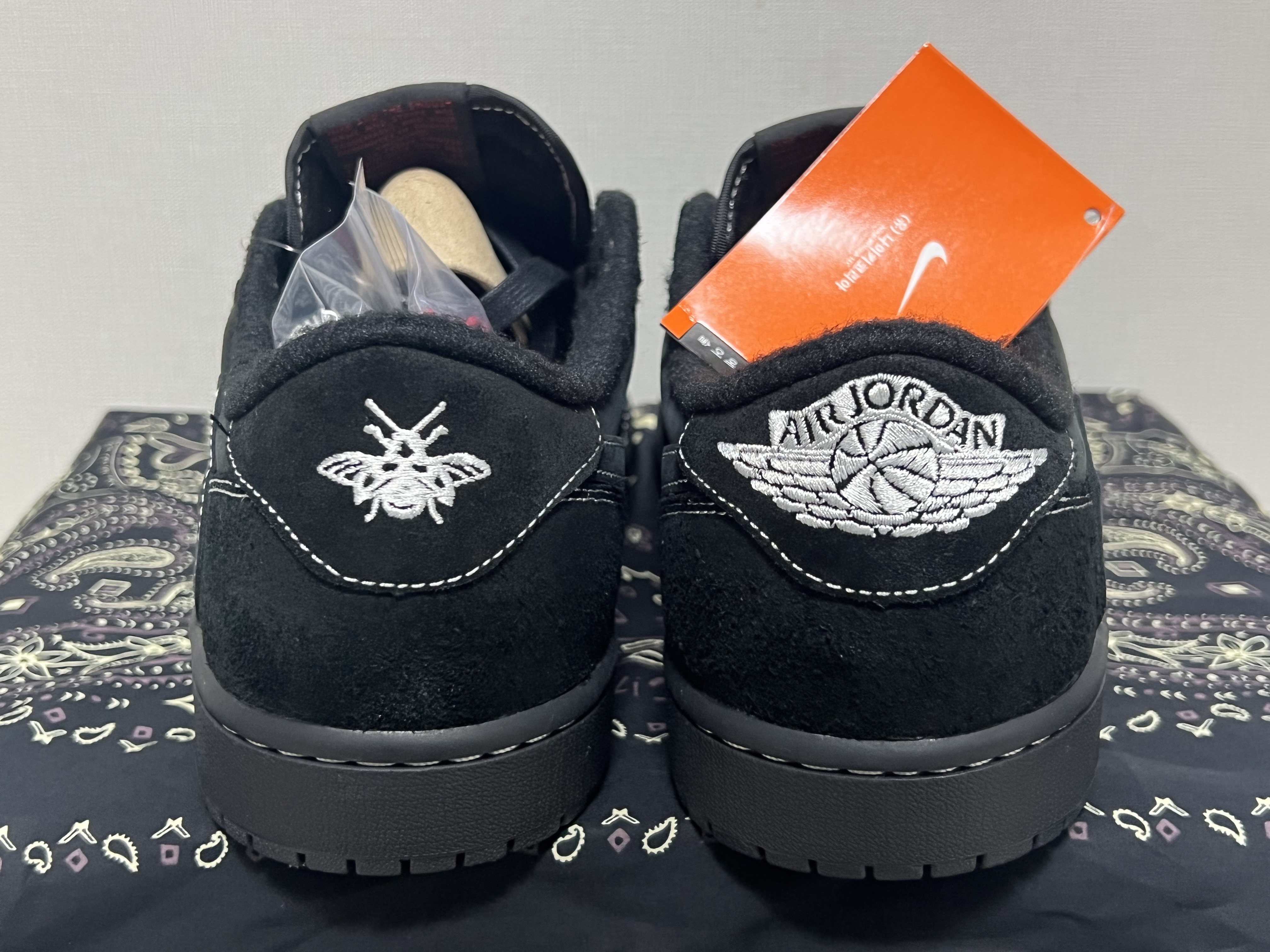 Jordan 1 x Travis Scott Retro Low OG SP Black Phantom 착용 스타일 - 4