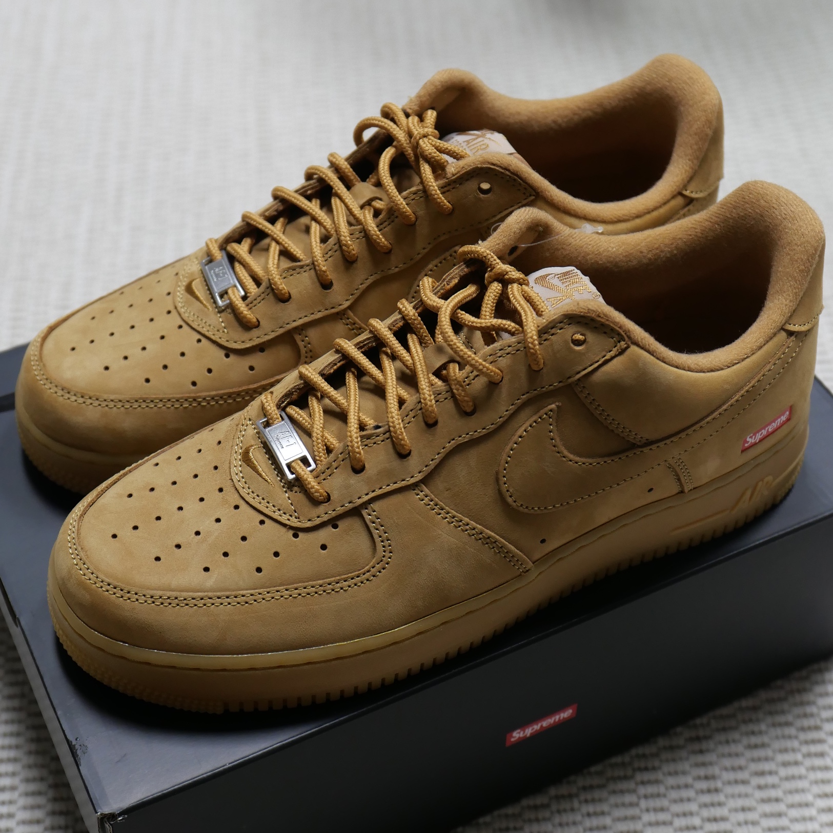 Nike x Supreme Air Force 1 Low Flax 착용 스타일
