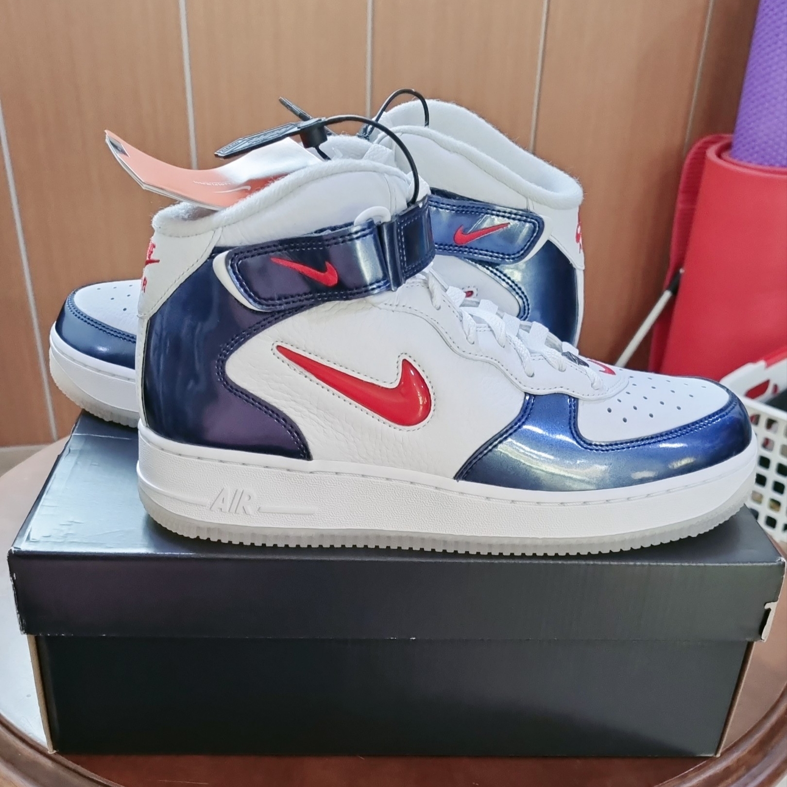 Nike Air Force 1 Mid QS University Red and Midnight Navy 착용 스타일 - 2