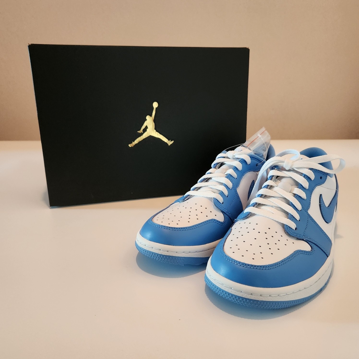Jordan 1 Low Golf White and University Blue 착용 스타일 - 1