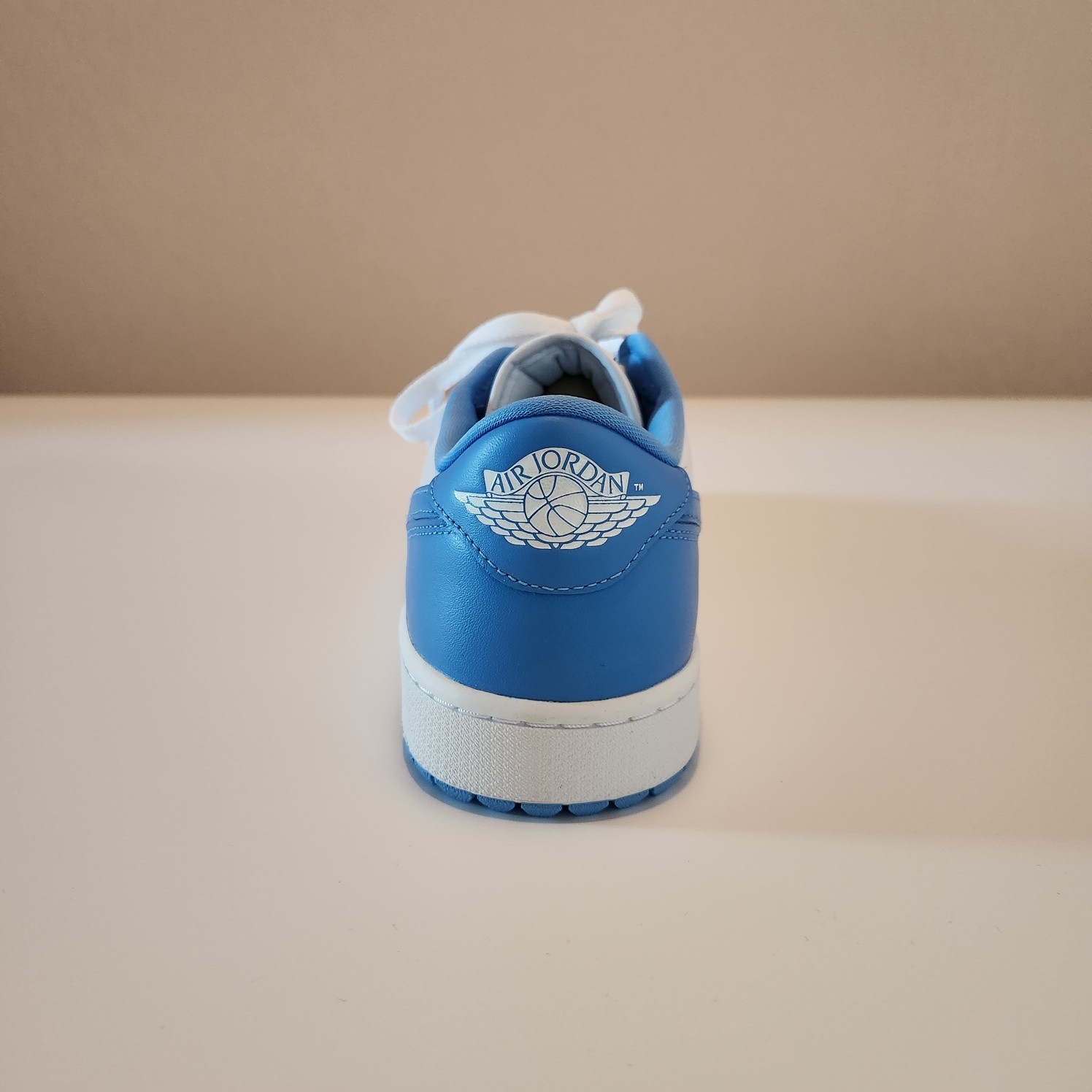 Jordan 1 Low Golf White and University Blue 착용 스타일 - 5