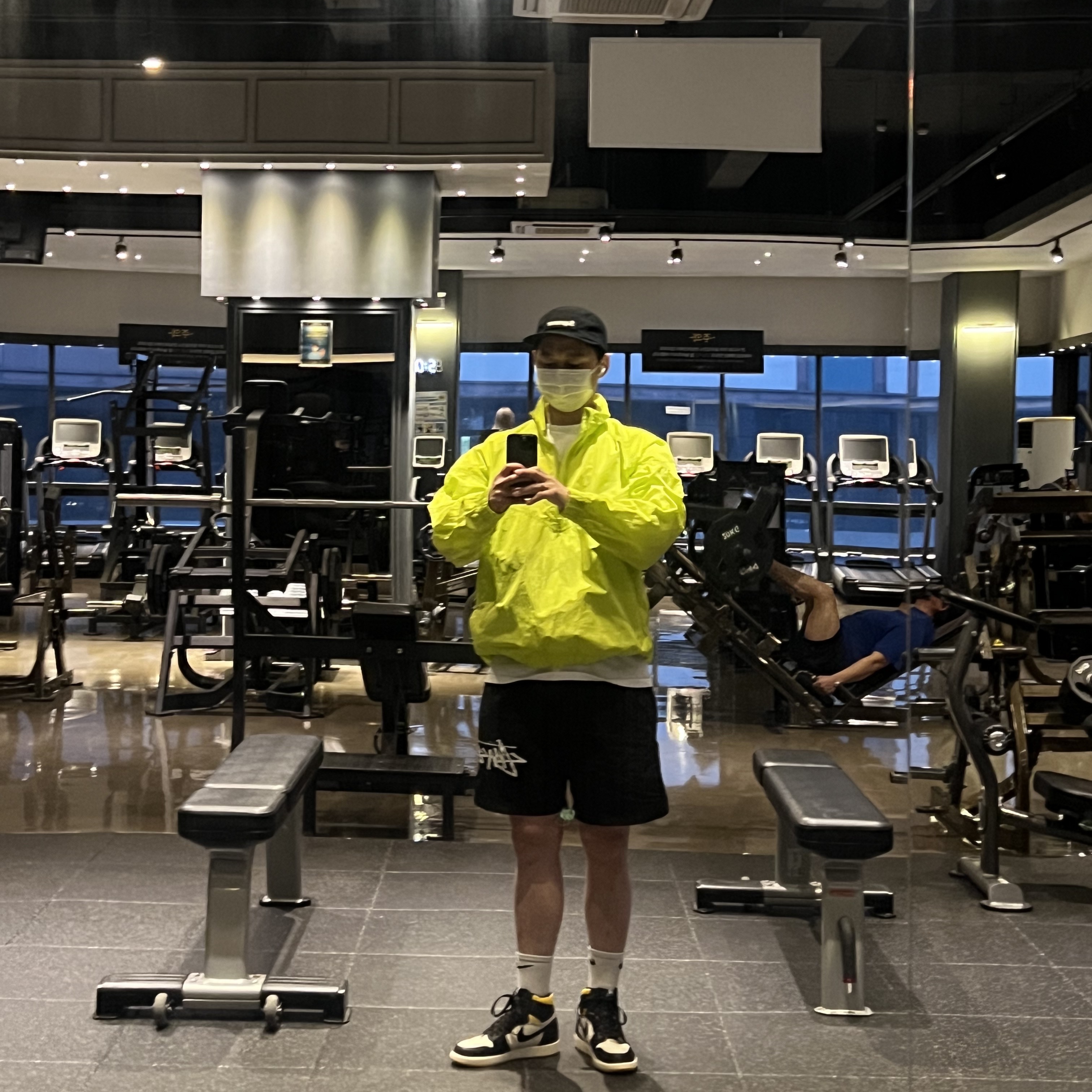 Nike x Stussy Water Shorts Off Noir, Nike x Stussy Windrunner Jacket Bright Cactus 착용 스타일 - 1