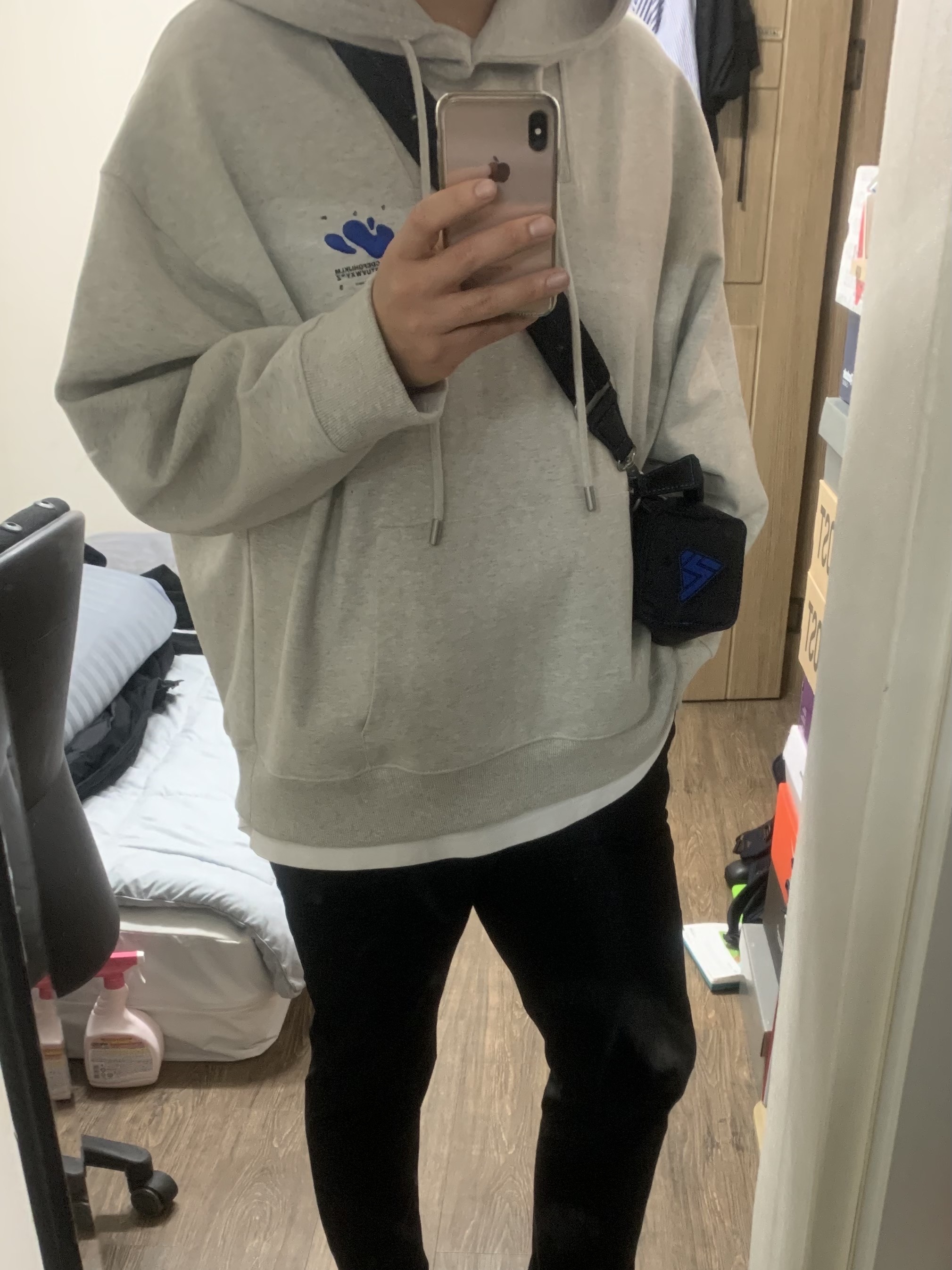 Ader Error x Zara Shoulder Bag Black, Zara x Ader Error Embroidery Hooded Sweatshirt Grey 착용 스타일 - 2