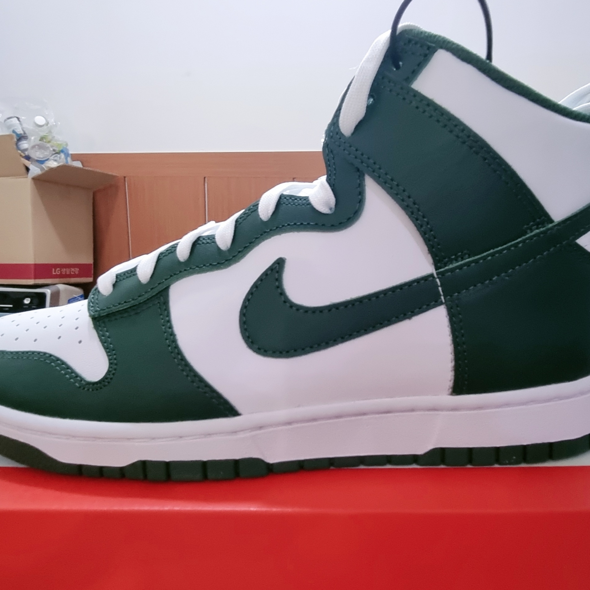 Nike Dunk High Retro Noble Green 착용 스타일 - 2
