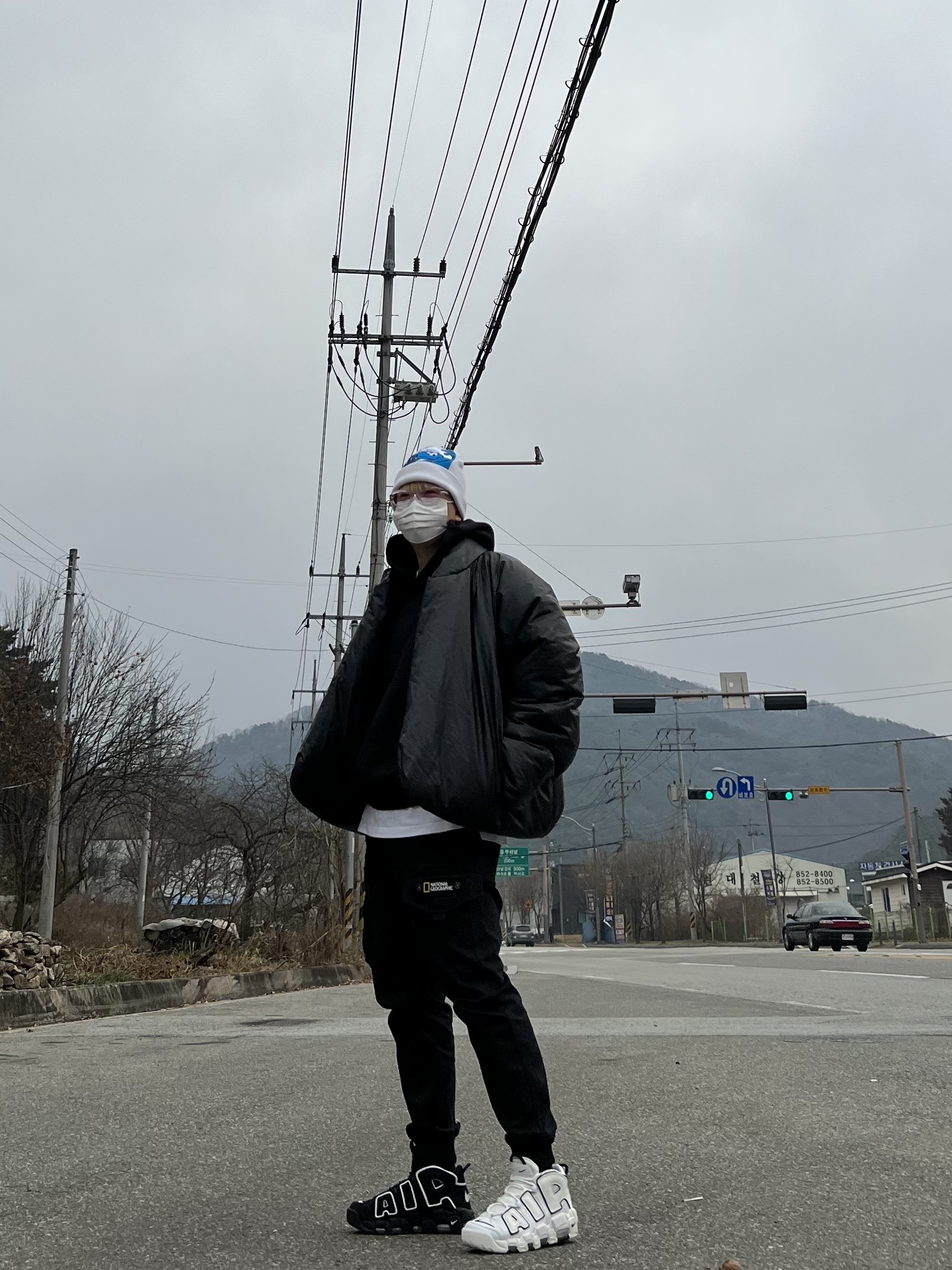 Yeezy Gap Round Jacket Black, Yeezy Gap Hoodie Black 착용 스타일 - 2