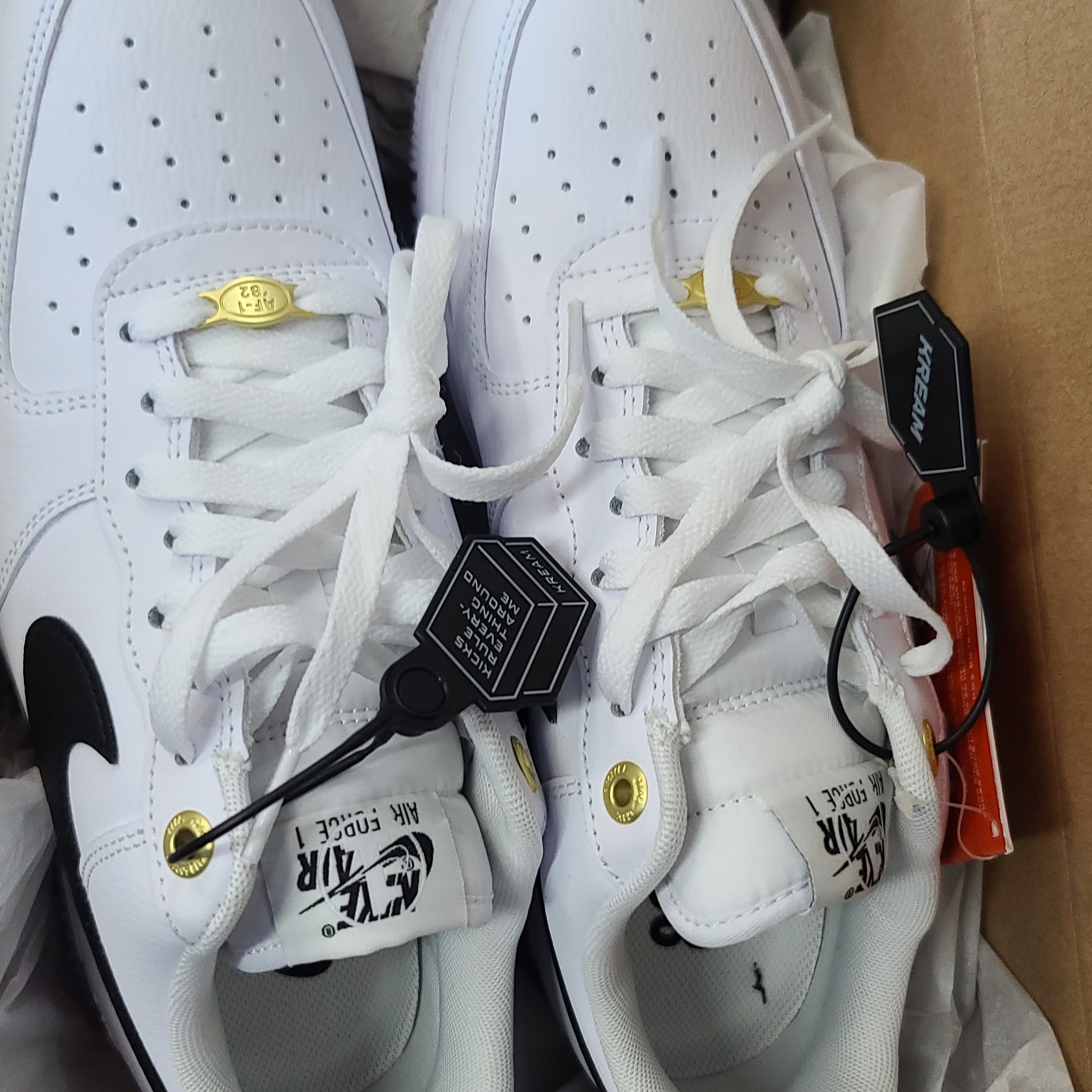 Nike Air Force 1 '07 LV8 40th Anniversary Join Forces White Black 착용 스타일 - 1