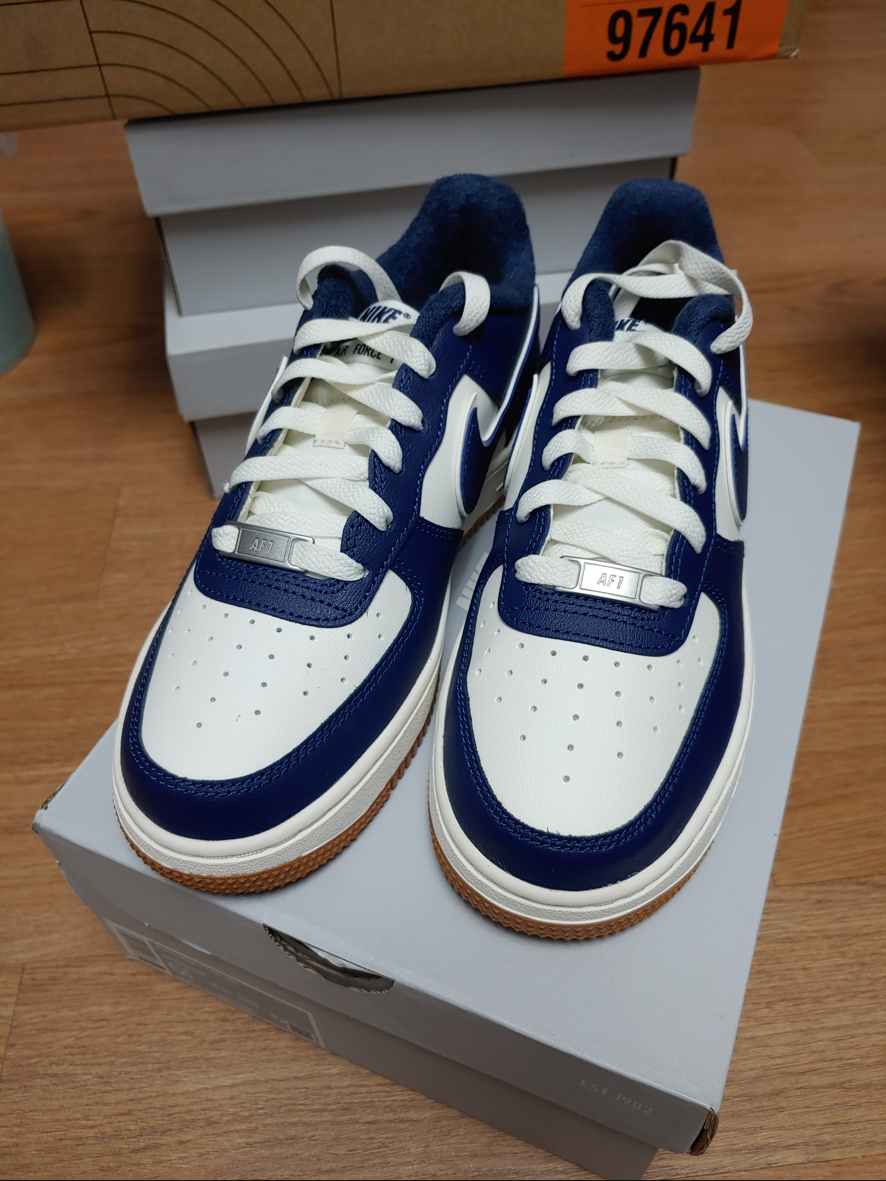 Nike Air Force 1 '07 LV8 Midnight Navy 착용 스타일 - 2