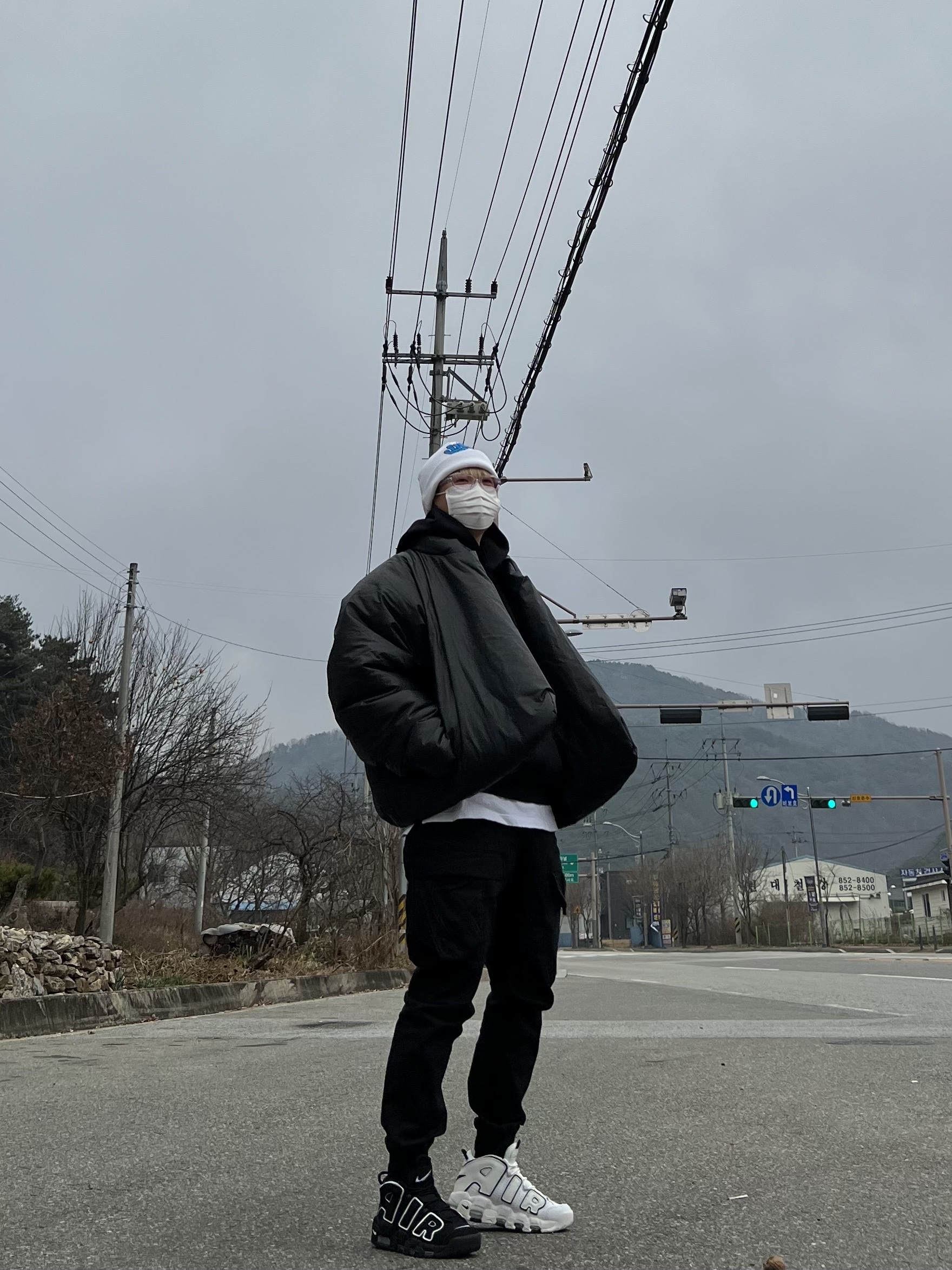 Yeezy Gap Round Jacket Black, Yeezy Gap Hoodie Black 착용 스타일 - 1