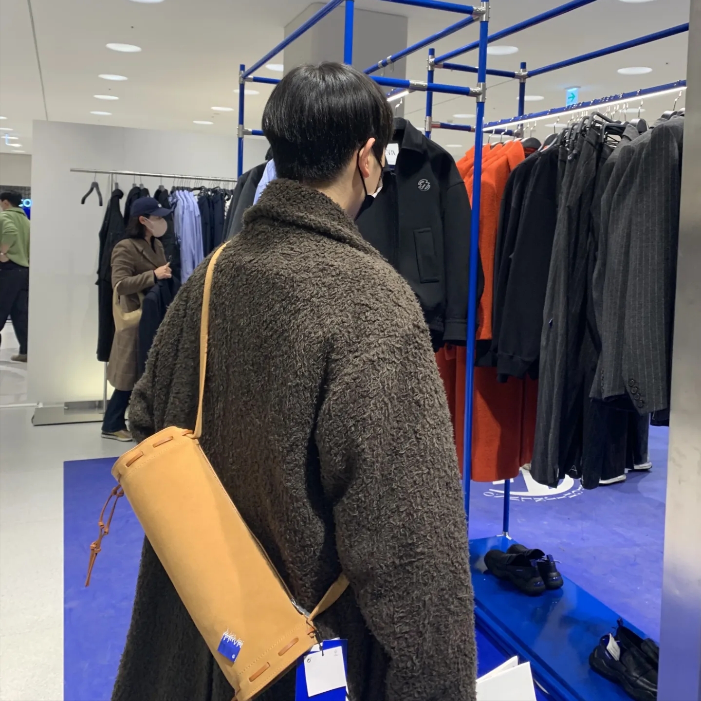 Ader Error x Zara Stitch Split Suede Crossbody Bag Ochre 착용 스타일 - 2