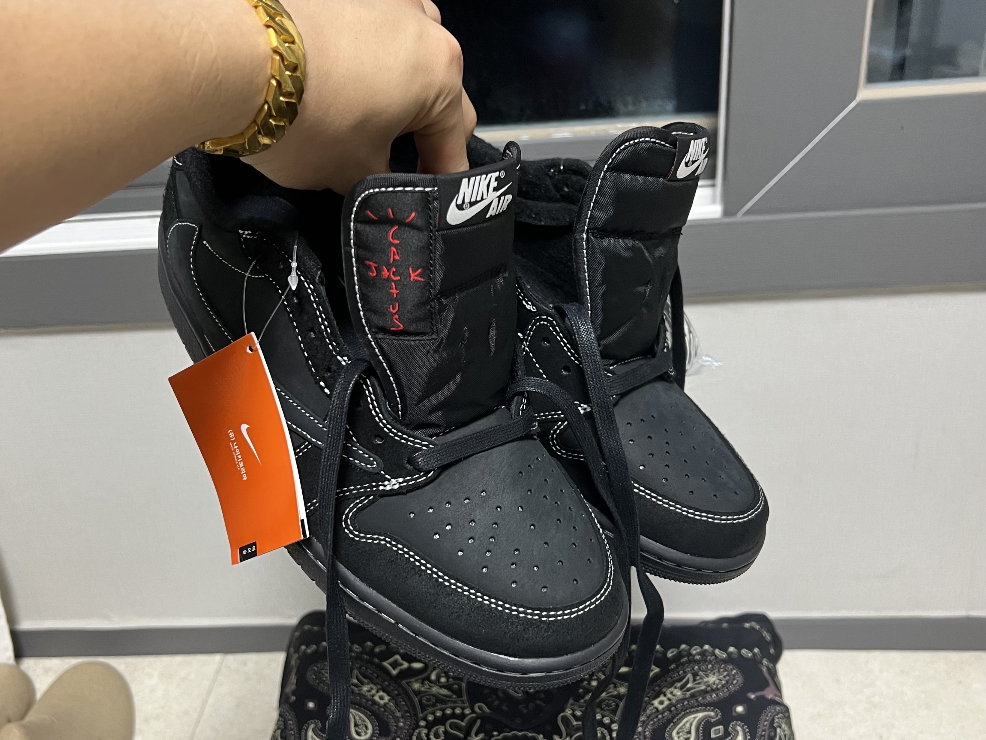Jordan 1 x Travis Scott Retro Low OG SP Black Phantom 착용 스타일 - 1