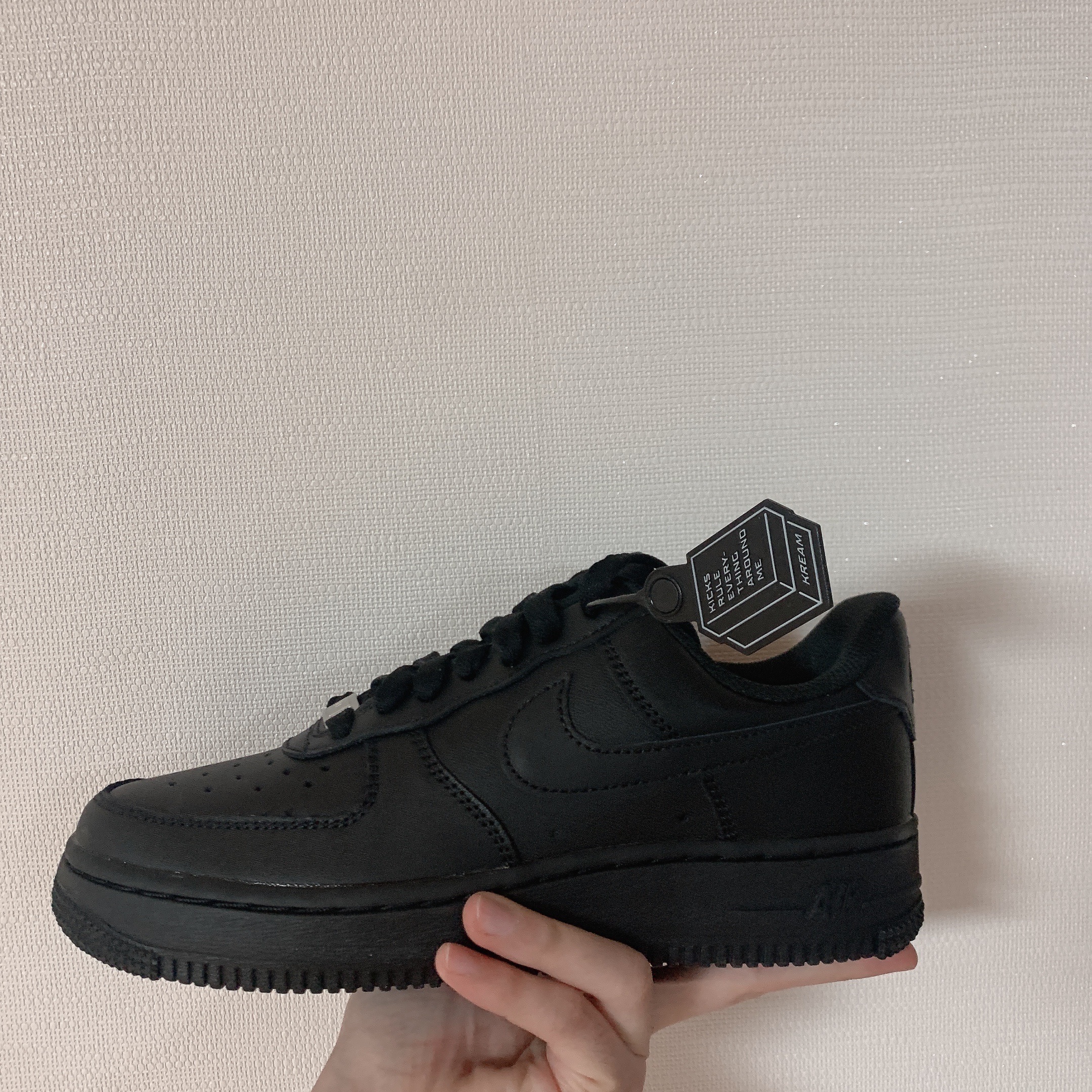 (W) Nike Air Force 1 '07 Low Triple Black 착용 스타일 - 2