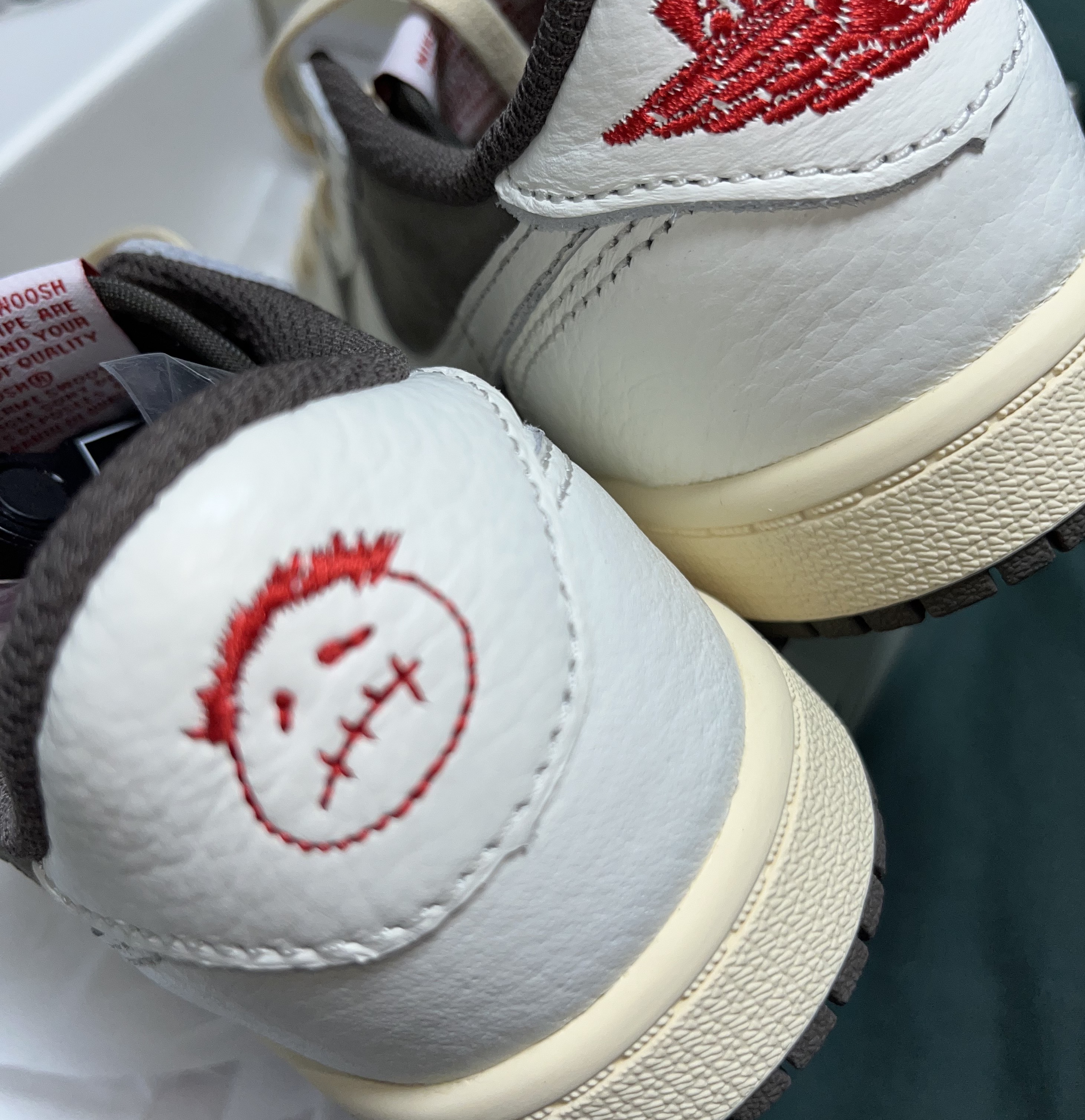 Jordan 1 x Travis Scott Retro Low OG SP Sail and Ridgerock, (PS) Jordan 1 x Travis Scott Retro Low OG SP Sail and Ridgerock 착용 스타일 - 2
