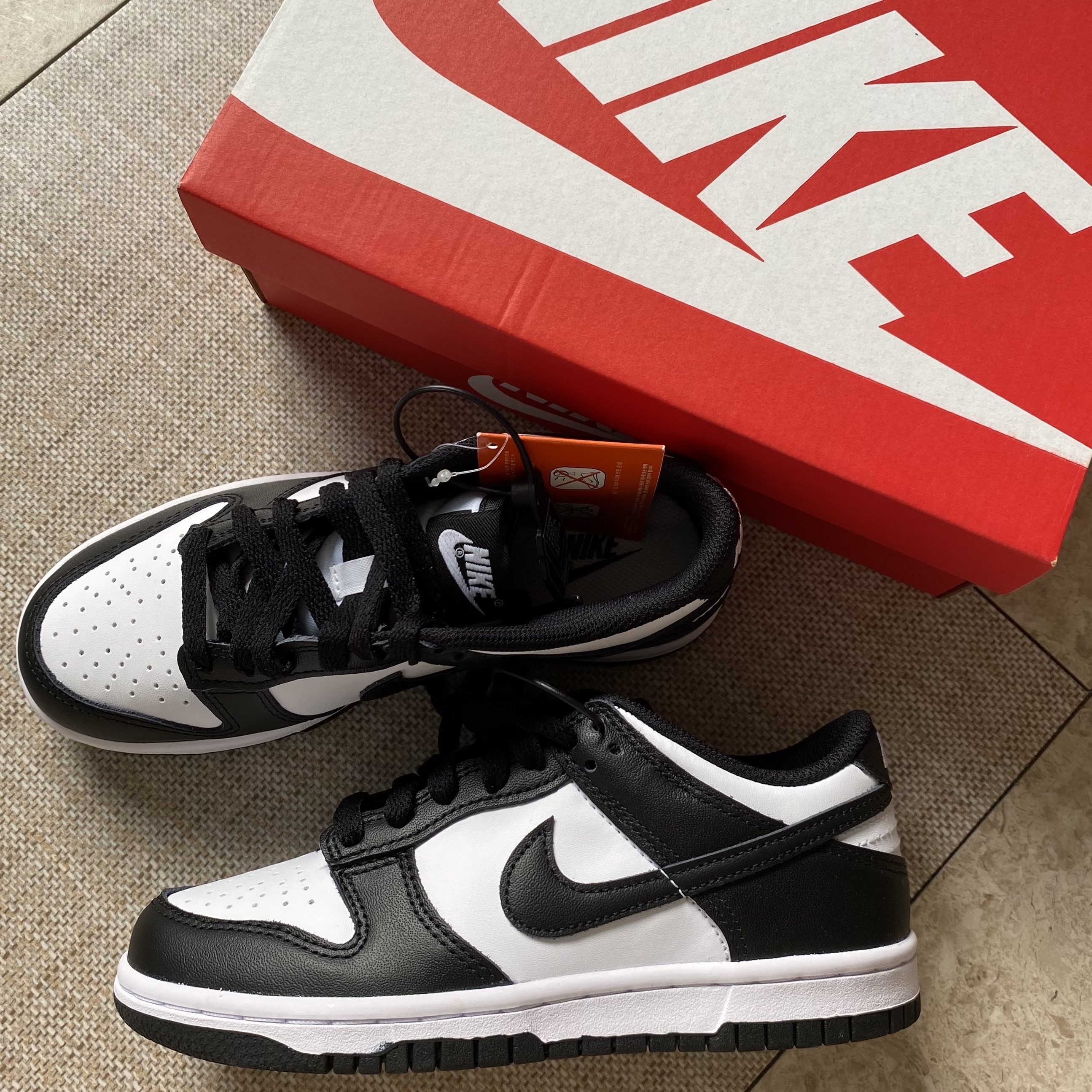 (GS) Nike Dunk Low Black 착용 스타일