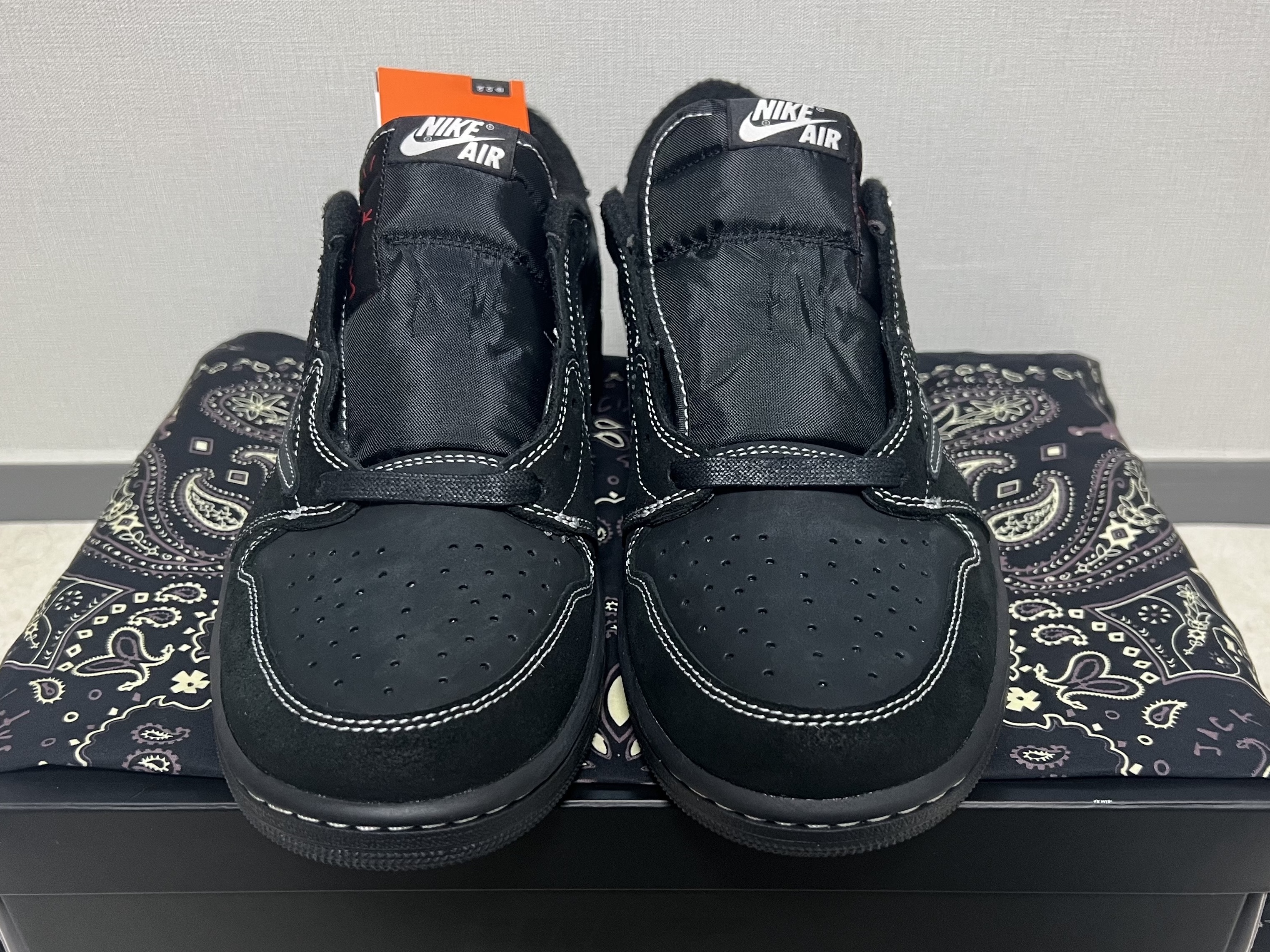Jordan 1 x Travis Scott Retro Low OG SP Black Phantom 착용 스타일 - 2