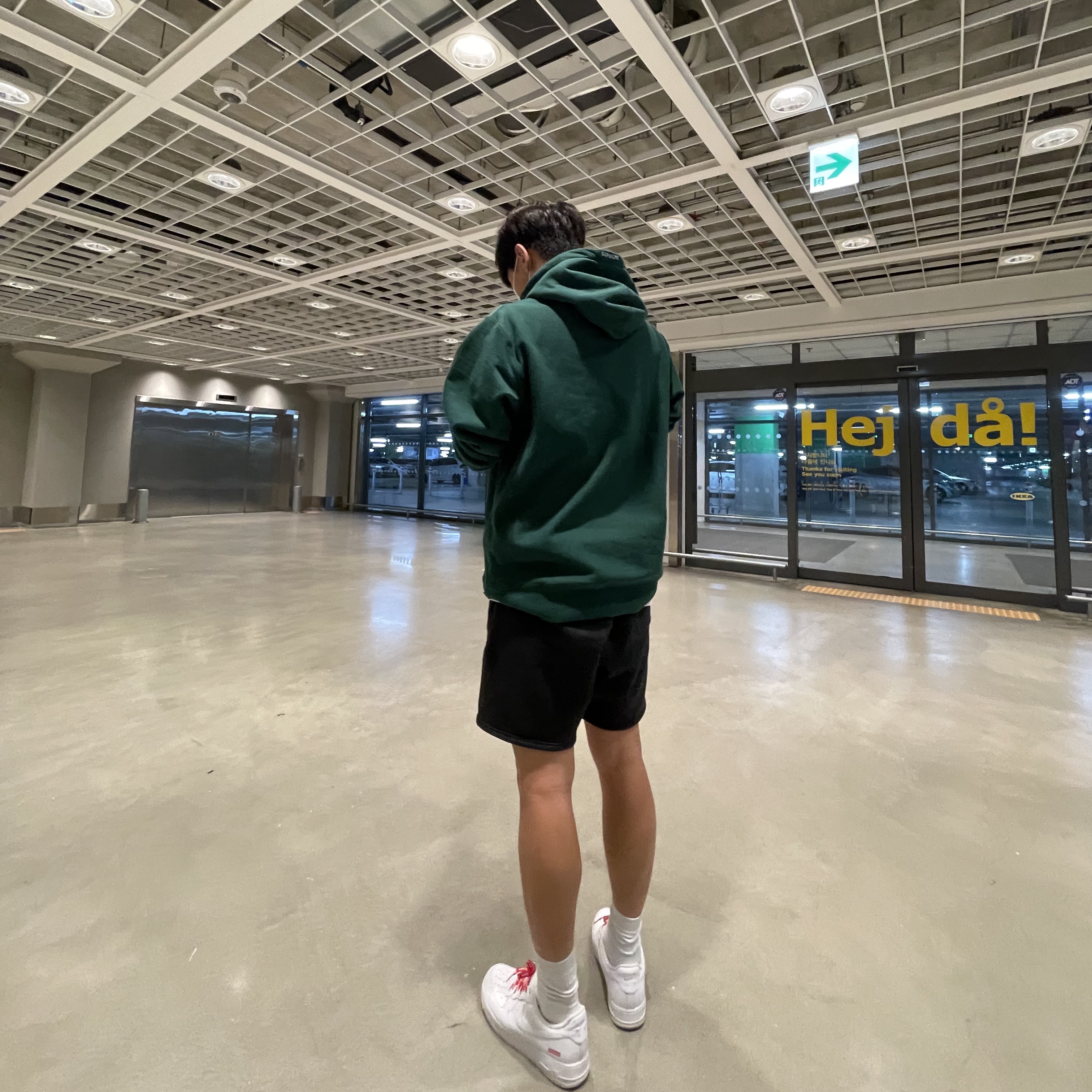 Nike Air Force 1 '07 LV8 Athletic Club Black Dark Sulfur, Stussy Basic Stussy Hoodie Black 2022 착용 스타일 - 4