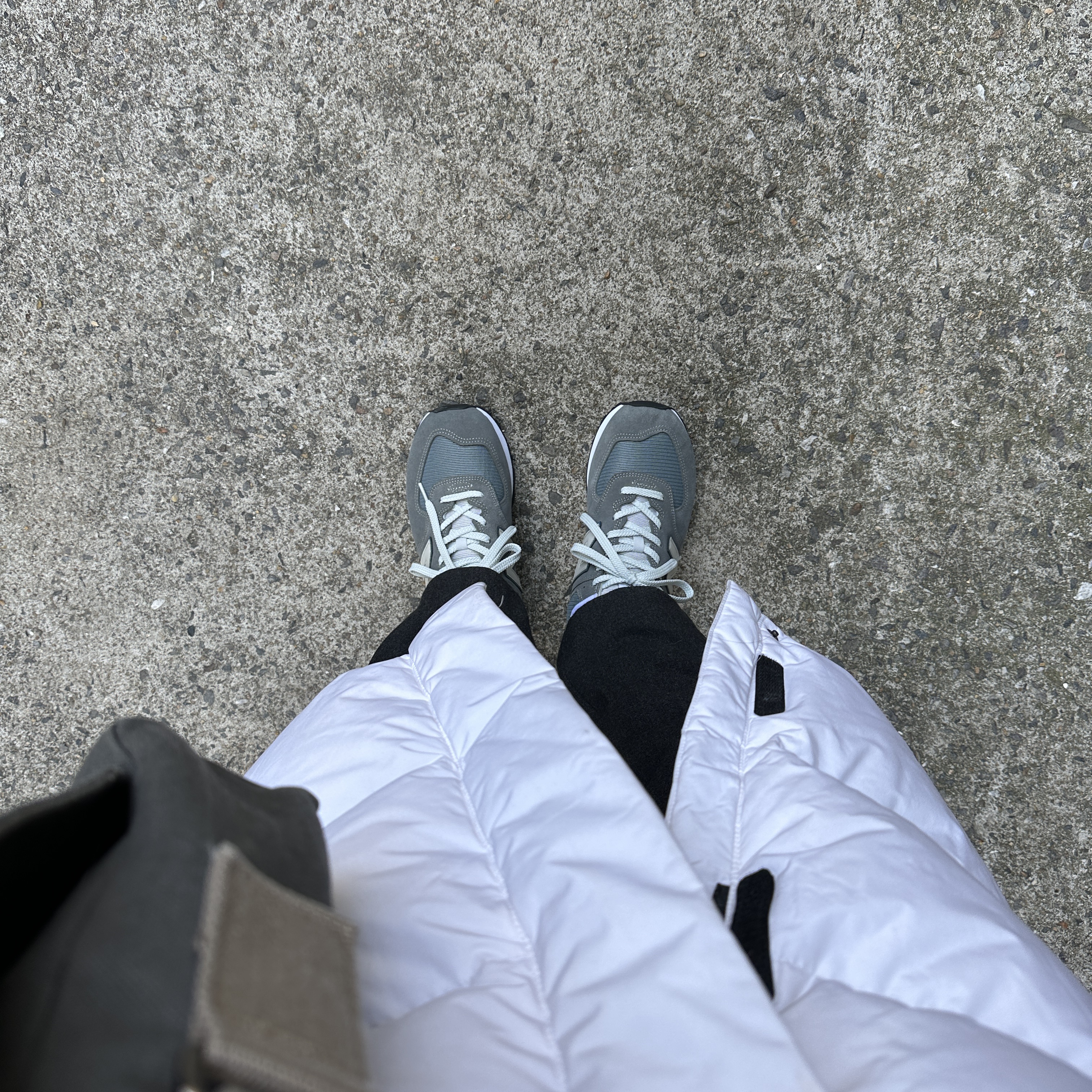 New Balance 574 Grey Sky Blue 착용 스타일 - 1