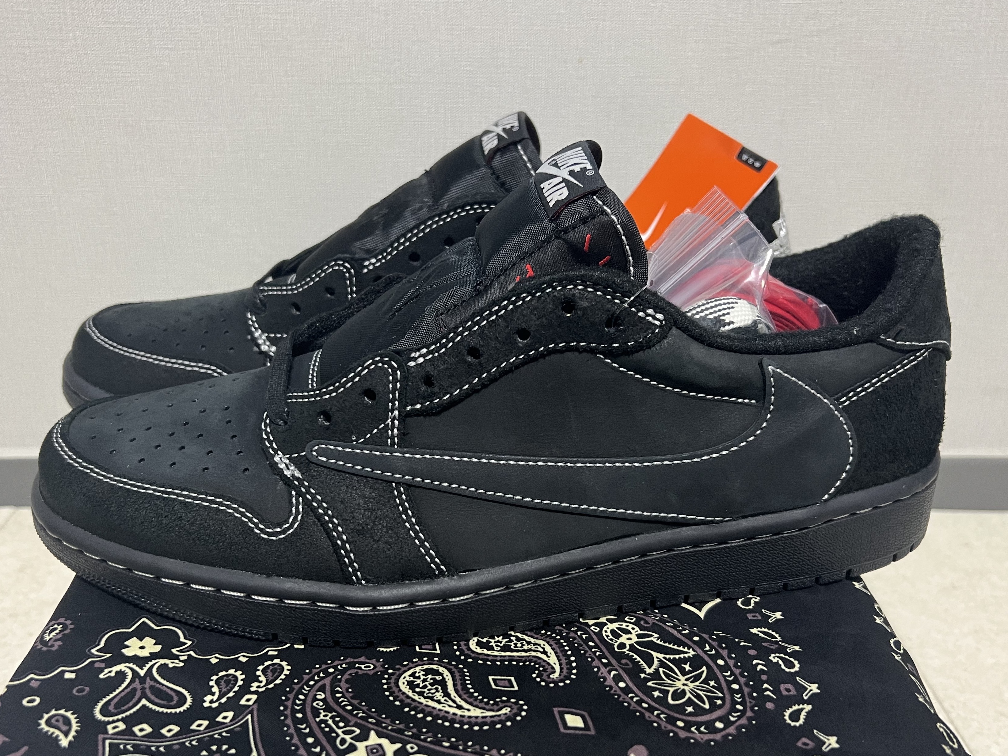 Jordan 1 x Travis Scott Retro Low OG SP Black Phantom 착용 스타일 - 3
