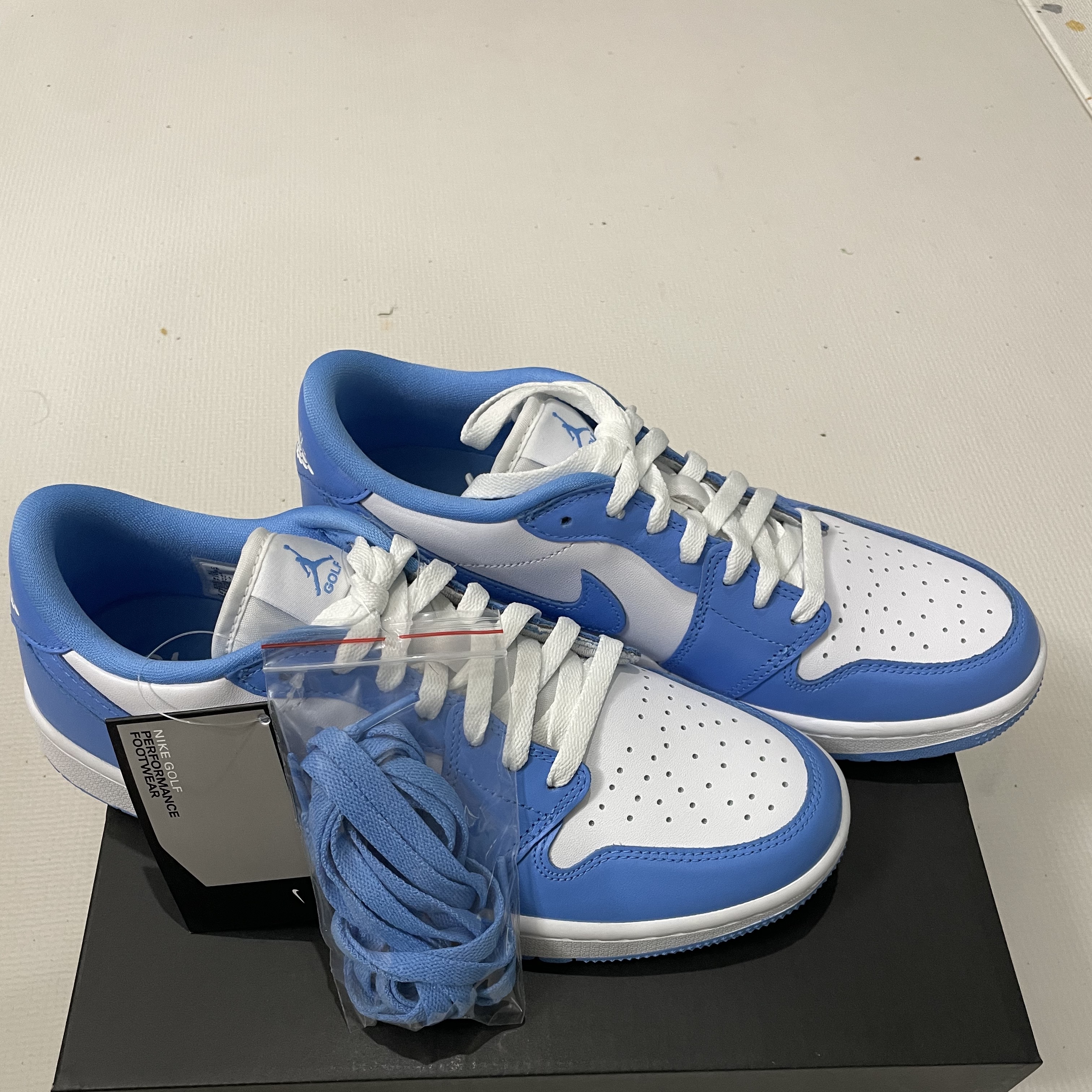 Jordan 1 Low Golf White and University Blue 착용 스타일 - 4