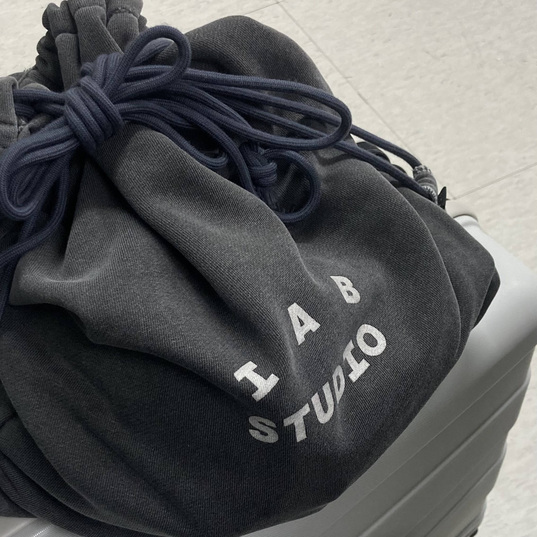IAB Studio Pigment Sack Black 착용 스타일