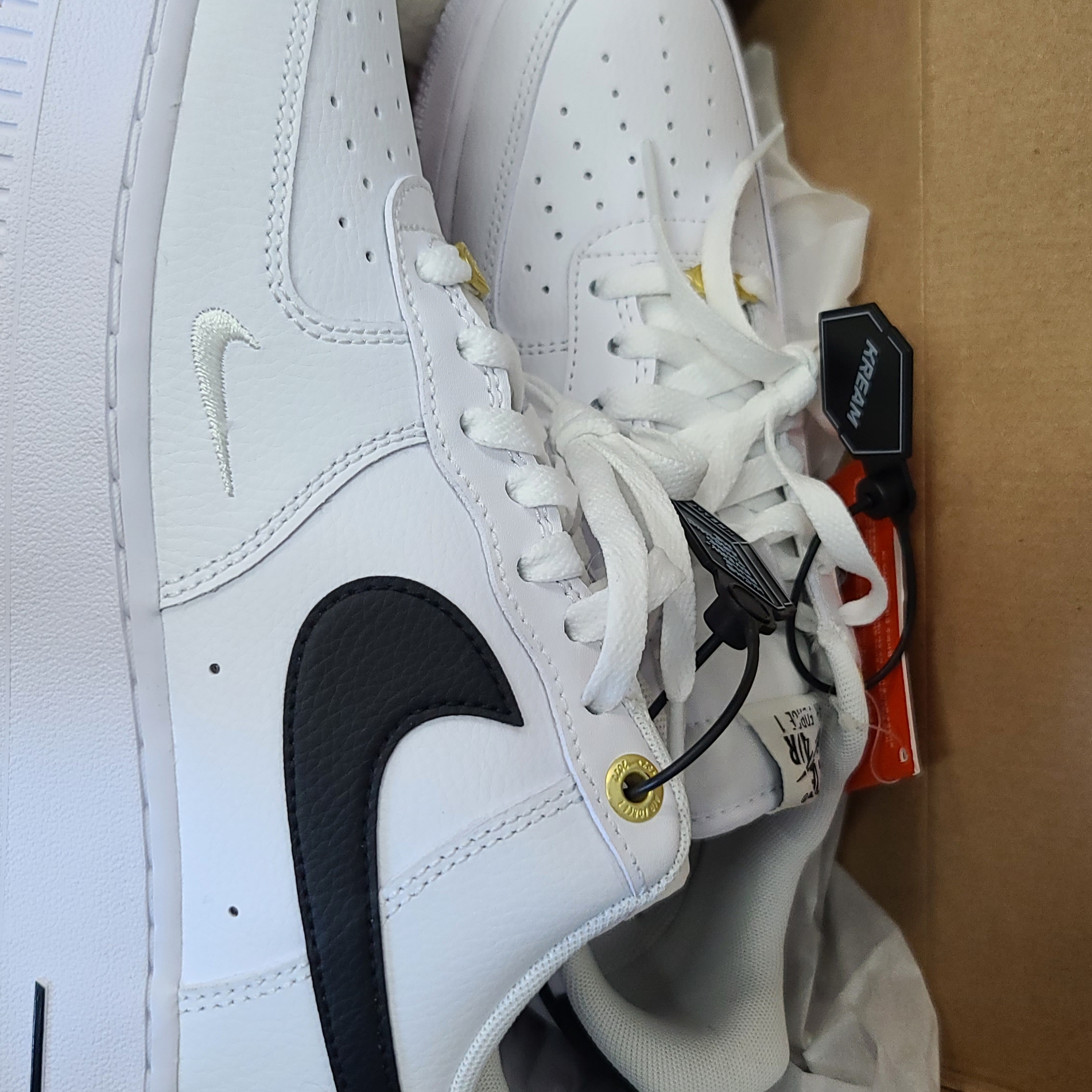 Nike Air Force 1 '07 LV8 40th Anniversary Join Forces White Black 착용 스타일 - 2
