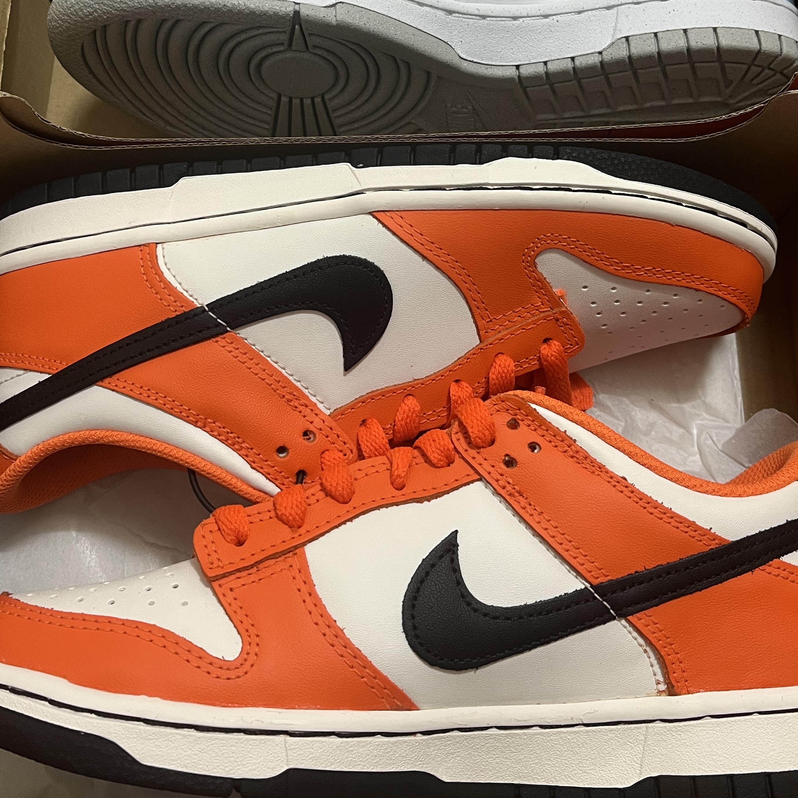 (GS) Nike Dunk Low Safety Orange 착용 스타일 - 1