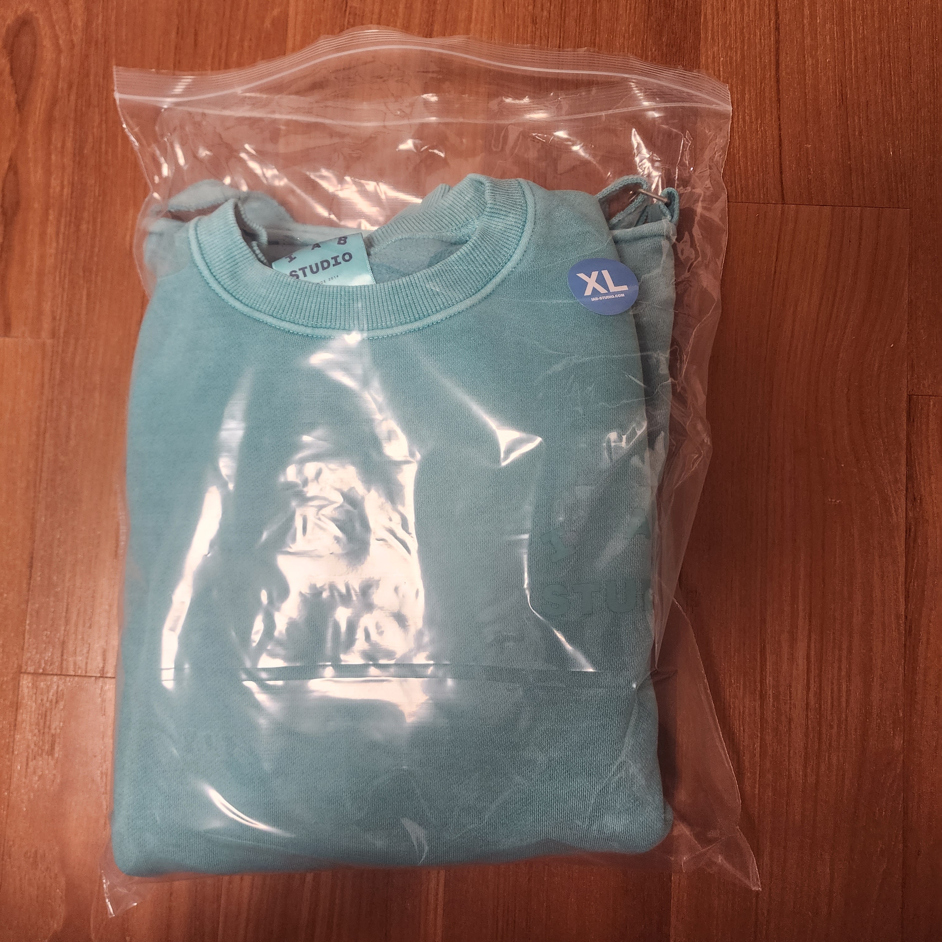 IAB Studio Pigment Sweatshirt & Mini Bag Jade 착용 스타일 - 2