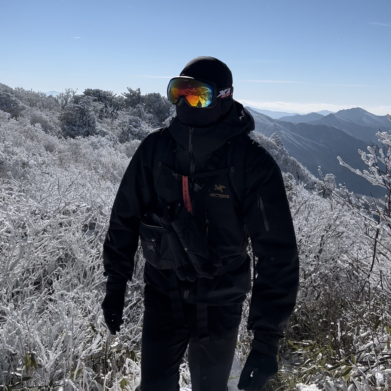 Arc'teryx Alpha SV Jacket 24K Black, Arc'teryx Cerium LT Hoody Black 착용 스타일