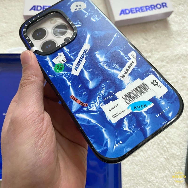 Casetify x Ader Error iPhone Sticker Magsafe Case Clear, Casetify x Ader Error iPhone Tube Magsafe Case Blue 착용 스타일 - 3