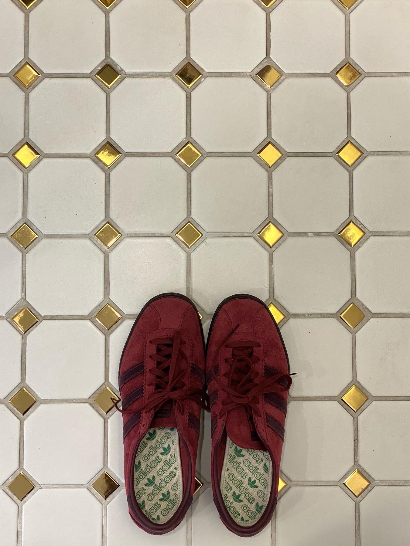 Adidas Tobacco Gruen Collegiate Burgundy 착용 스타일 - 2