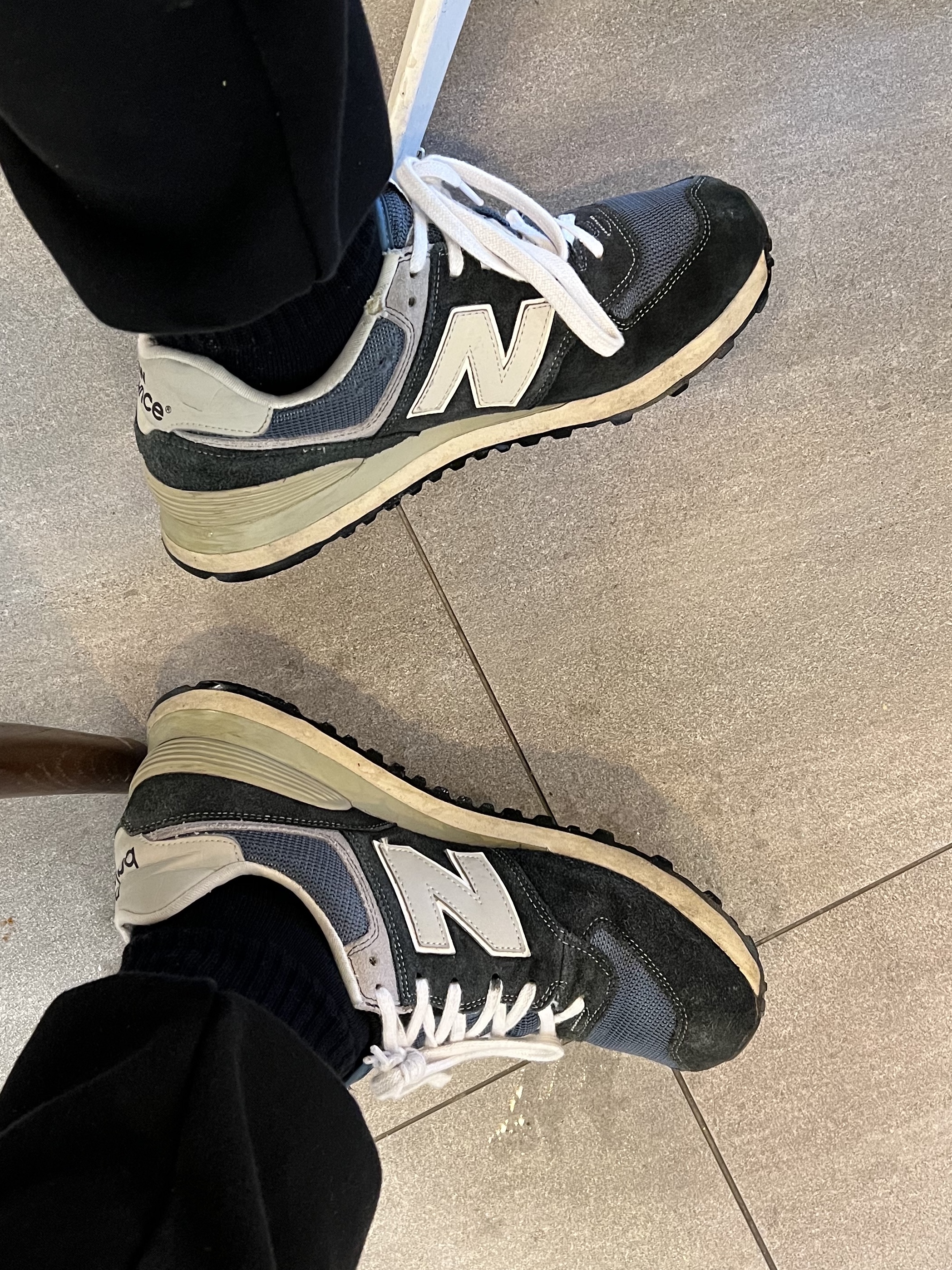 New Balance 574 Classic Navy, Reebok x Maison Margiela Club C Memory of Shoes White 착용 스타일 - 2