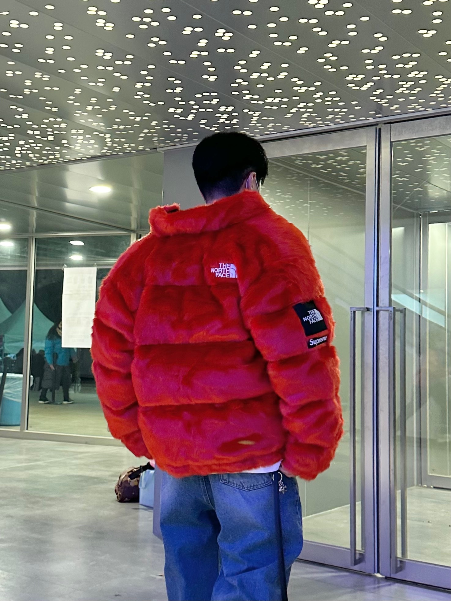 Supreme x The North Face Faux Fur Nuptse Jacket Red - 20FW, Balenciaga Defender Sneakers Beige 착용 스타일 - 4